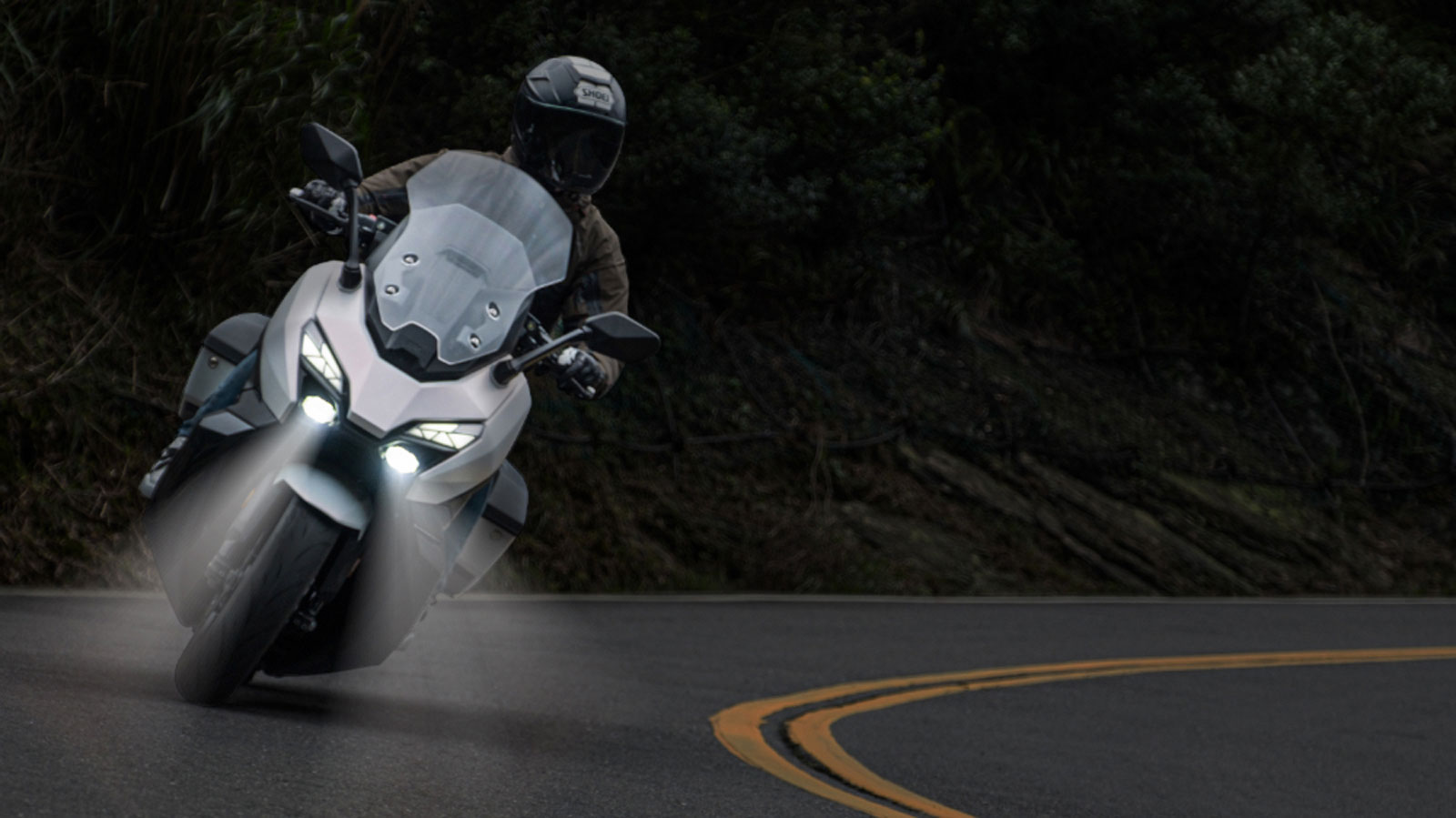 Το TTLBT αναμένεται να φτάσει στην Ελλάδα τον Φεβρουάριο του 2026, με τιμή 9.890 ευρώ, και ξεκινά δυναμικά με έναν νέο δικύλινδρο κινητήρα 508cc που αποδίδει 46 ίππους και 49,9Nm ροπής. Το TTLBT αναμένεται να φτάσει στην Ελλάδα τον Φεβρουάριο του 2026, με τιμή 9.890 ευρώ, και ξεκινά δυναμικά με έναν νέο δικύλινδρο κινητήρα 508cc που αποδίδει 46 ίππους και 49,9Nm ροπής.