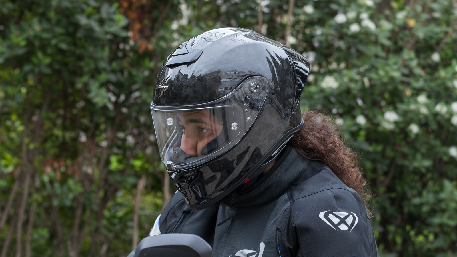 Test Scorpion-Exo R1 Evo II Air Carbon: Ελαφρύ & αθόρυβο, το απόλυτο sport κράνος της Scorpion 