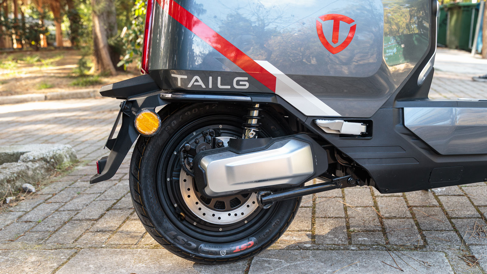 Το TailG F55 κινείται από ηλεκτροκινητήρα 2.000W, με μέγιστη απόδοση που φτάνει τα 3.300W, επαρκή για τον ρόλο που καλείται να επιτελέσει. Η τελική ταχύτητα περιορίζεται στα 25 χλμ/ώρα, σύμφωνα με τον