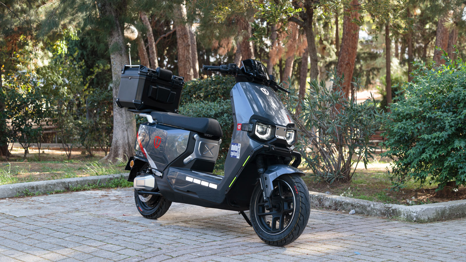 Ο σχεδιασμός του TailG F55 ακολουθεί σύγχρονες γραμμές, με καθαρές επιφάνειες και compact αναλογίες που ταιριάζουν στον αστικό χαρακτήρα του. 