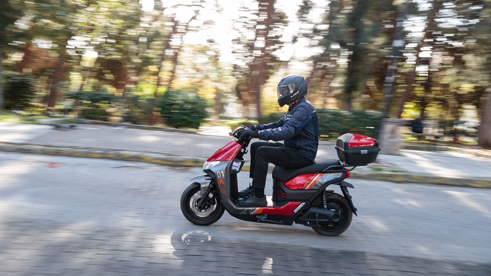 Η απόκριση του γκαζιού είναι άμεση και προβλέψιμη: φτάνει γρήγορα τα 30 km/h και ανεβαίνει ομαλά μέχρι την τελική των 45 km/h. Στο πρόγραμμα 1 πετυχαίνει έως 90 km αυτονομίας, ενώ στο πρόγραμμα 3 R