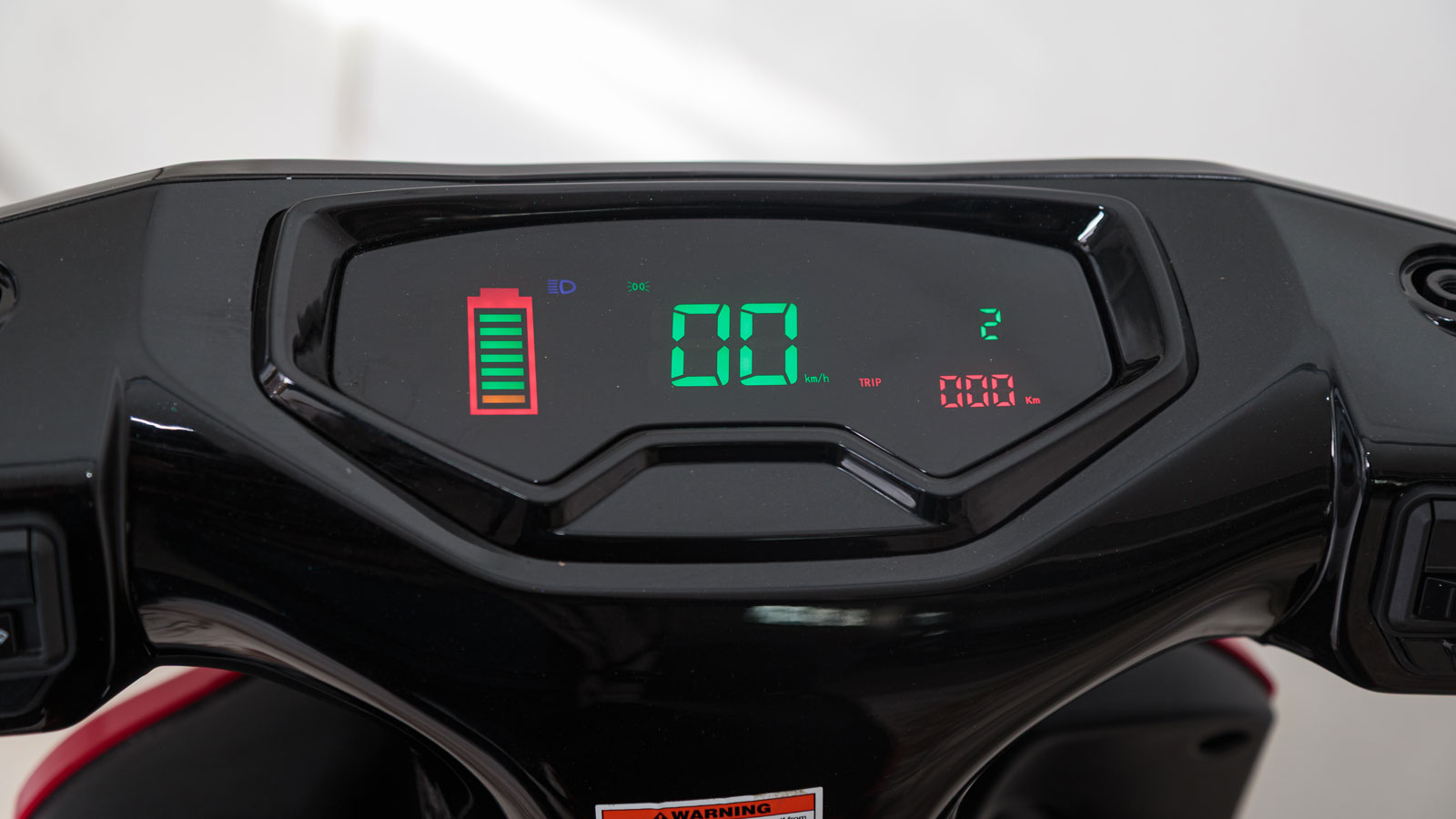  Ο συναγερμός, αν και λίγο ευαίσθητος κάνει άψογα τη δουλειά του, ενώ το scooter διαθέτει επίσης θύρα USB για φόρτιση συσκευών.