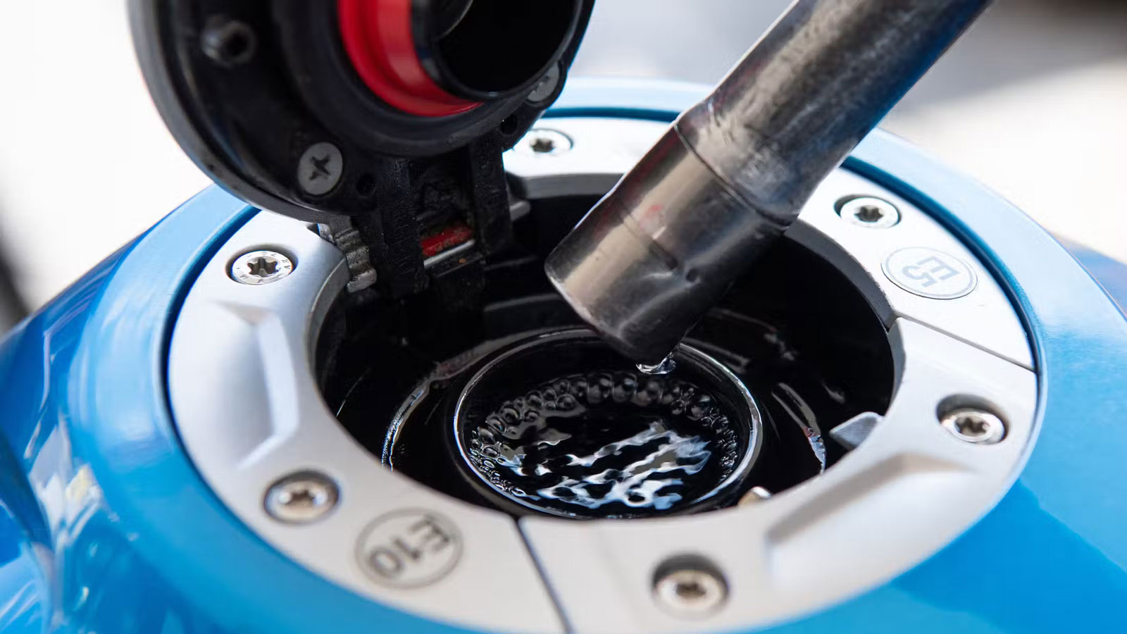 Τι κάνει η μικρή τρύπα στη μάνικα της βενζίνης; - Οι περισσότεροι δεν ξέρουν Τι κάνει η μικρή τρύπα στη μάνικα της βενζίνης; - Οι περισσότεροι δεν ξέρουν