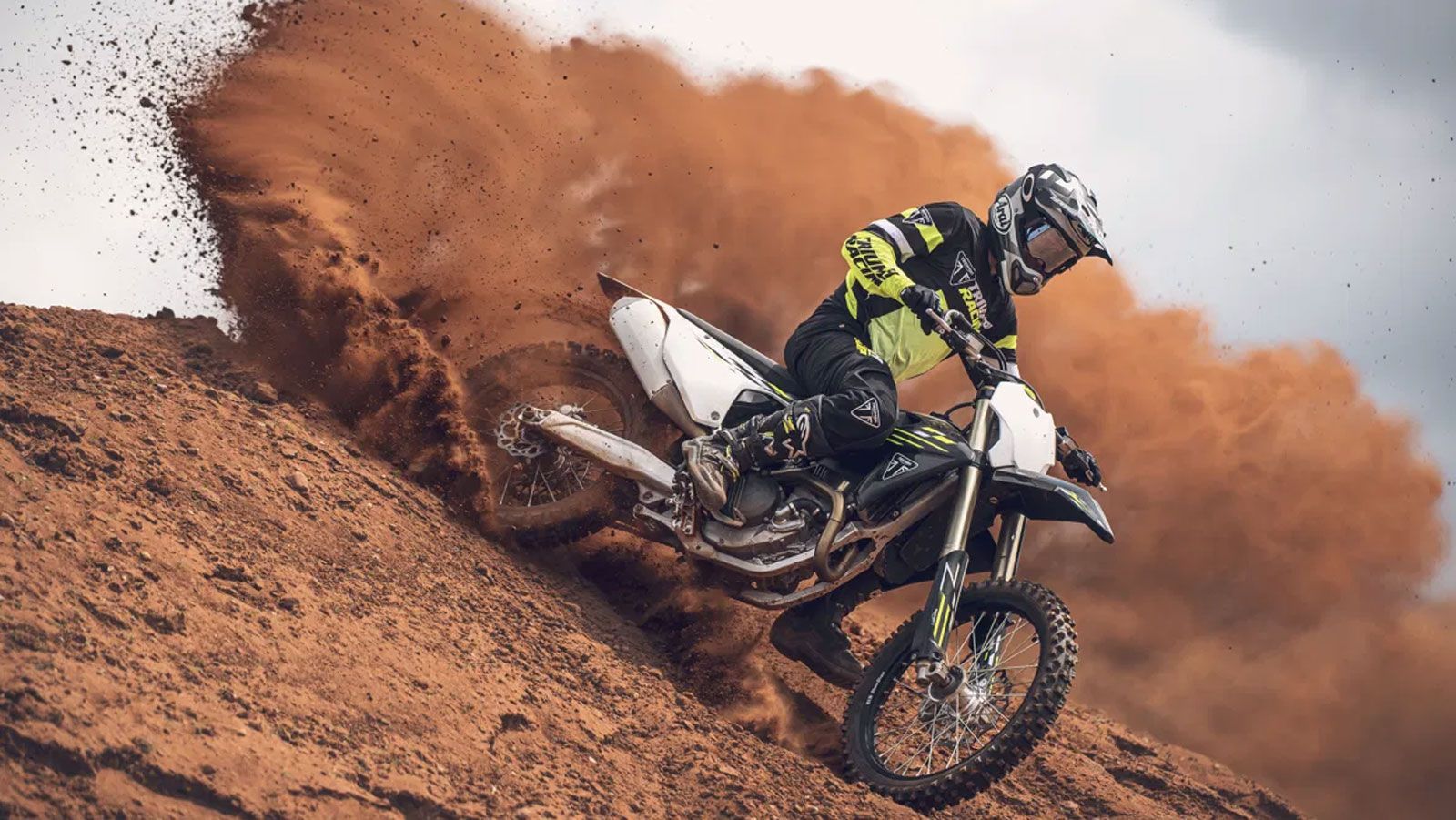 Η Triumph ανεβάζει τον πήχη με το ανανεωμένο TF 250-X MY2026, το οποίο αποκτά πιο δυναμική καμπύλη ισχύος, βελτιωμένη απόκριση στο γκάζι και επανασχεδιασμένη χαρτογράφηση ECU. Η Triumph ανεβάζει τον πήχη με το ανανεωμένο TF 250-X MY2026, το οποίο αποκτά πιο δυναμική καμπύλη ισχύος, βελτιωμένη απόκριση στο γκάζι και επανασχεδιασμένη χαρτογράφηση ECU.