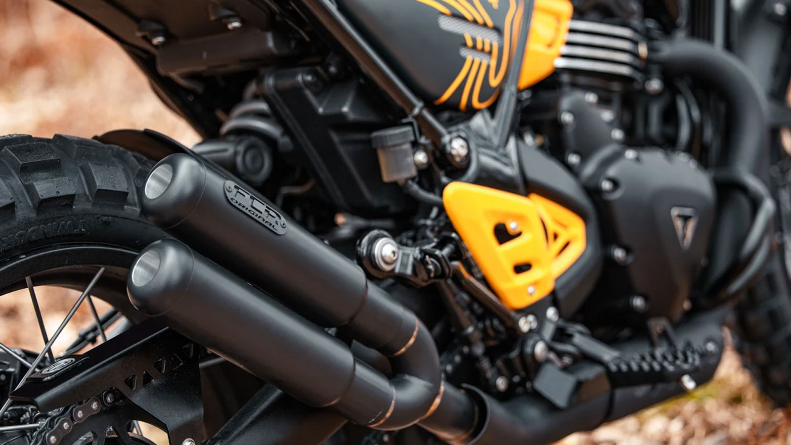 Το πιο ενδιαφέρον στοιχείο της Triumph Scrambler 400 Escape είναι η ευελιξία της. Σύμφωνα με τη FCR Original, μπορεί να διαμορφωθεί ανάλογα με τις ανάγκες του αναβάτη. Το πιο ενδιαφέρον στοιχείο της Triumph Scrambler 400 Escape είναι η ευελιξία της. Σύμφωνα με τη FCR Original, μπορεί να διαμορφωθεί ανάλογα με τις ανάγκες του αναβάτη.