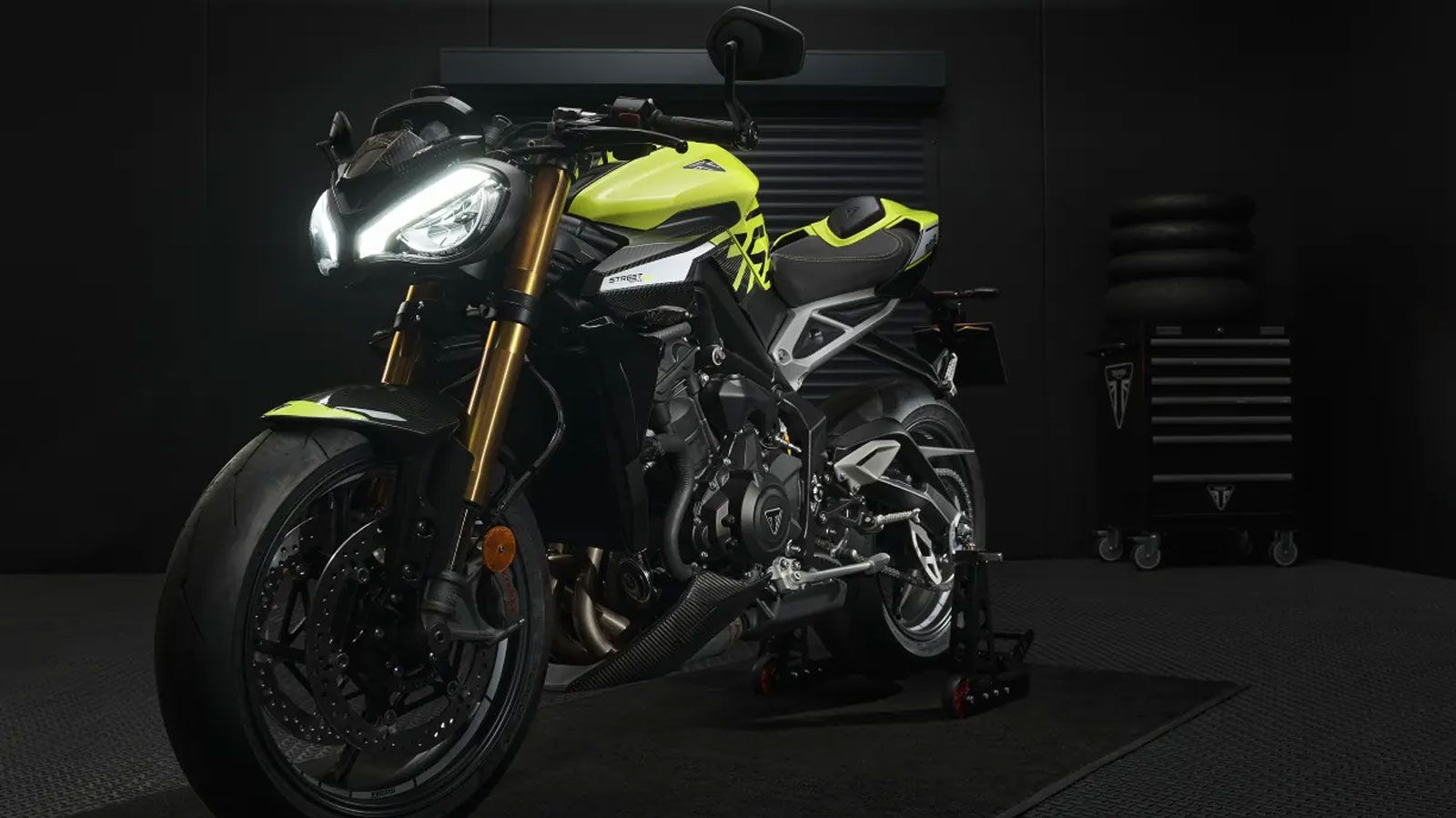 Η Triumph ετοιμάζει διπλή επίθεση στη μεσαία κατηγορία streetfighter. Η California Air Resources Board (CARB) αποκάλυψε μέσα από επίσημη έγκριση ότι για το 2026 έρχονται δύο νέες εκδόσεις: η Street Tr