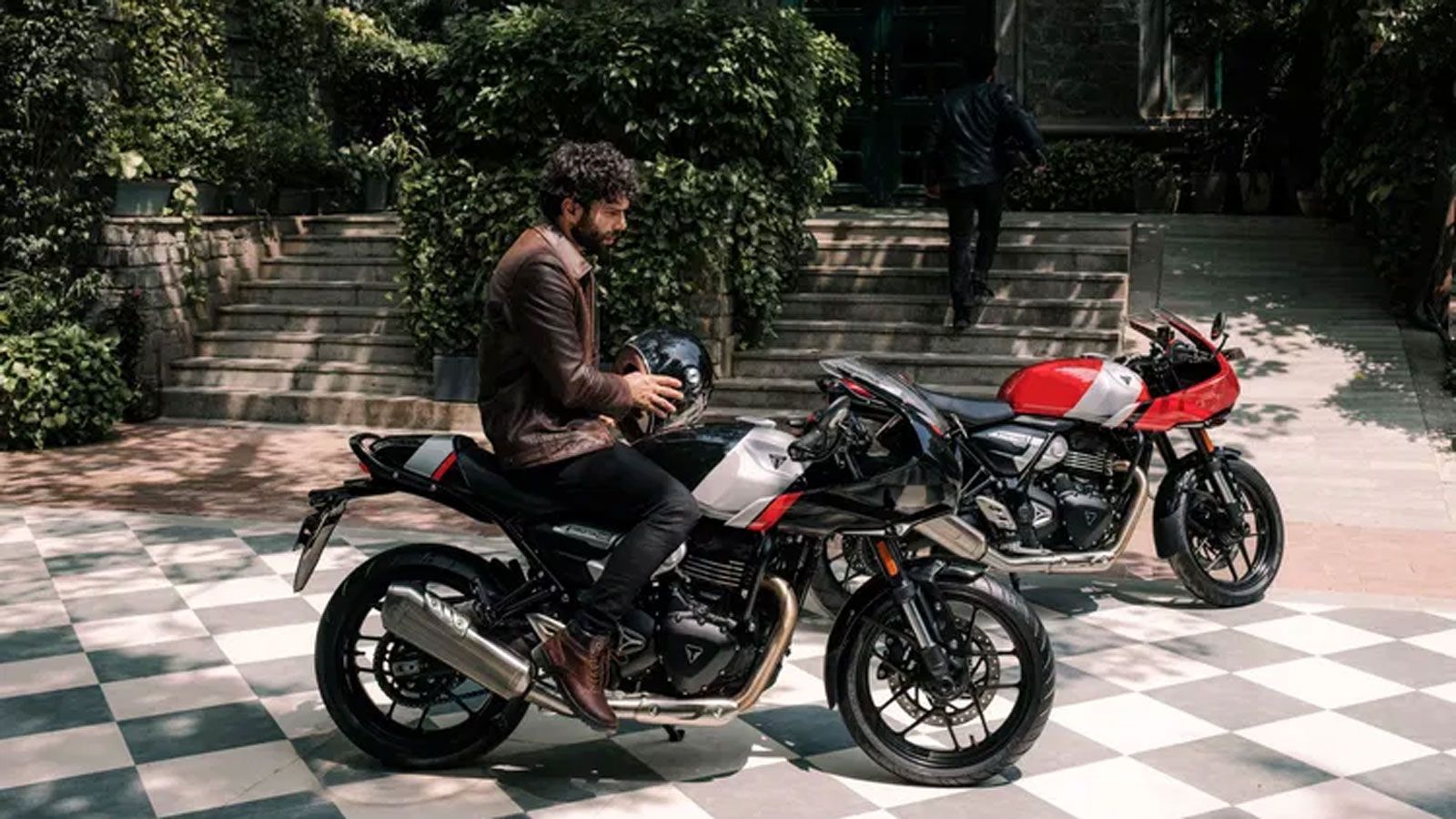 Η Triumph αποκάλυψε επίσημα τη νέα Thruxton 400, ένα μοντέλο που φέρνει τη μοναδική αισθητική των café racer στη μεσαία κατηγορία των 400 κυβικών. Η Triumph αποκάλυψε επίσημα τη νέα Thruxton 400, ένα μοντέλο που φέρνει τη μοναδική αισθητική των café racer στη μεσαία κατηγορία των 400 κυβικών.