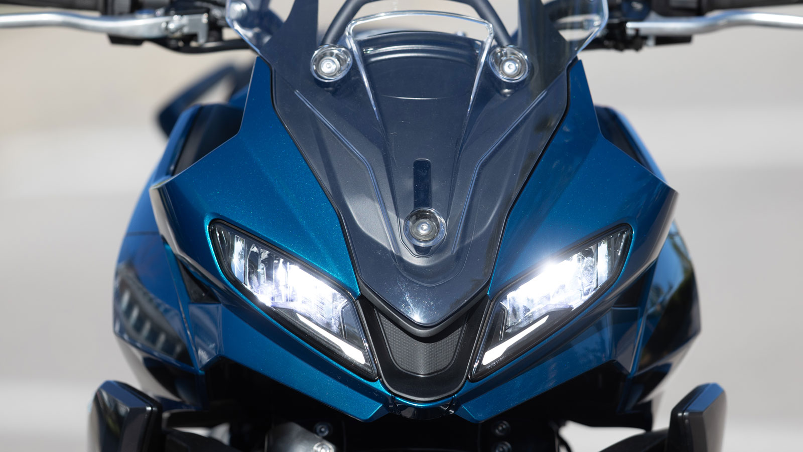 . Το μπροστινό μέρος είναι πιο ογκώδες με πιο αιχμηρές γωνίες στη σχεδίαση του και πιο φουσκωμένα πλαϊνά πλαστικά , ενώ τα νέα καλύμματα του ψυγείου βελτιώνουν εκτός των άλλων και την κάλυψη από τον α