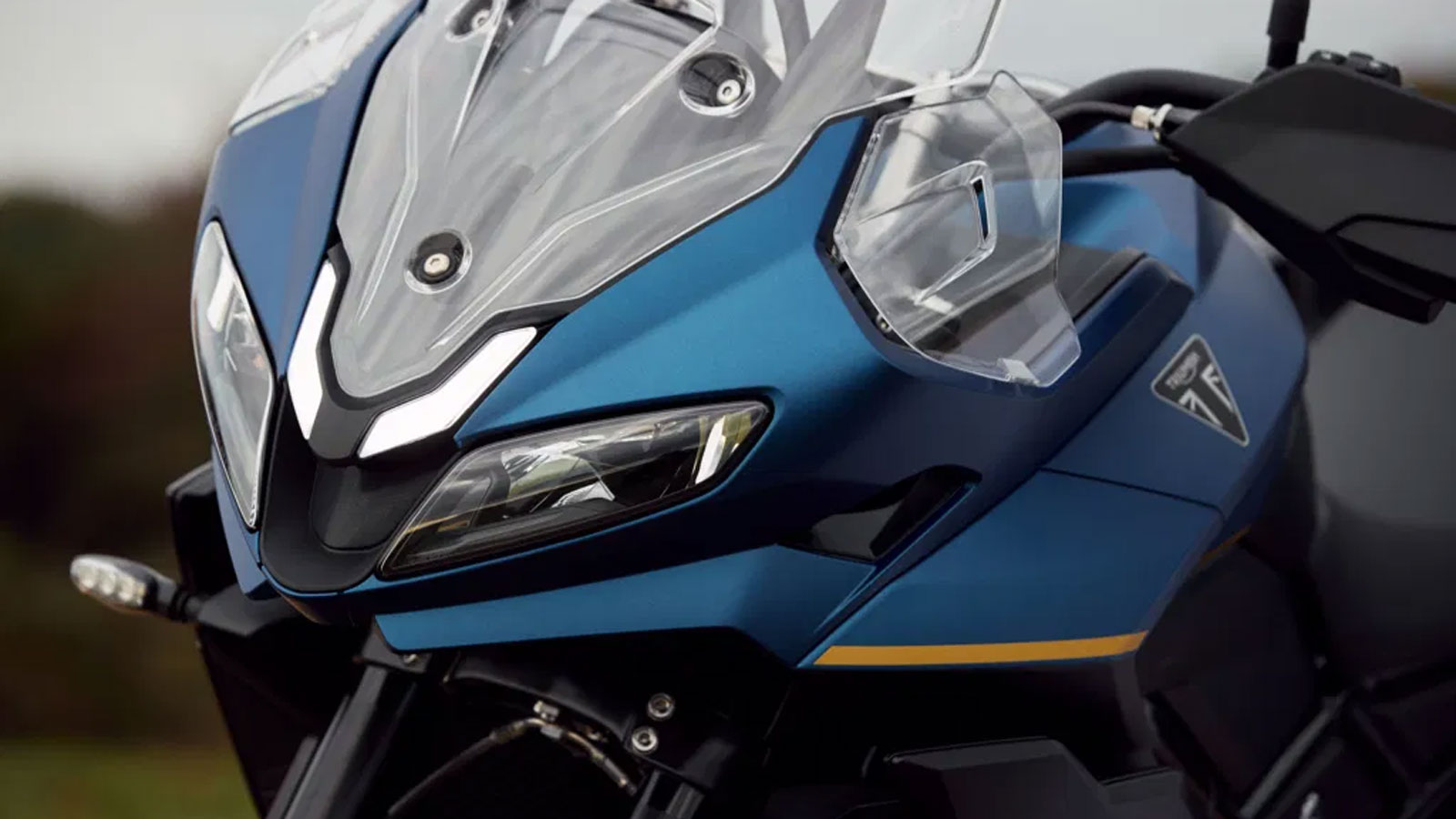 Η Triumph παρουσιάζει το νέο Tiger Sport 800 Tour, μια έκδοση που χτίζει πάνω στη γνωστή πλατφόρμα των 800cc και την μεταφέρει ακόμη πιο αποφασιστικά στη στεριά του touring. 