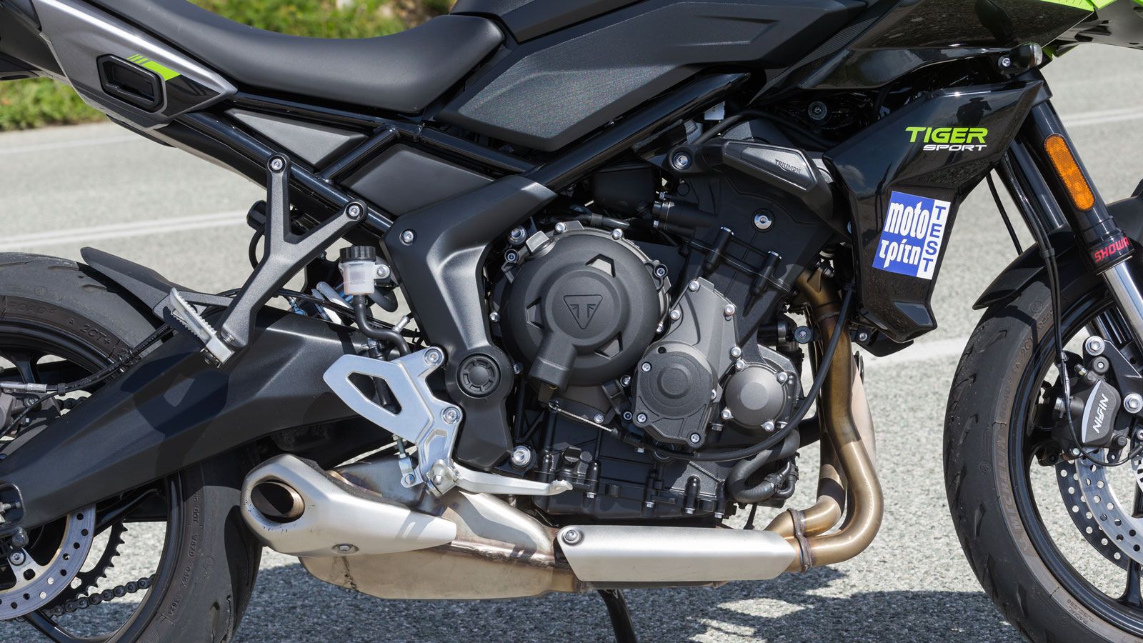 Ανεπτυγμένος με βάση τον τρικύλινδρο του Street Triple (675), αλλά με μειωμένο κυβισμό και έμφαση στην ροπή, ο κινητήρας του Tiger στα 660cc με 2 επικεφαλής εκκεντροφόρους και 12 βαλβίδες αποδίδει 80 