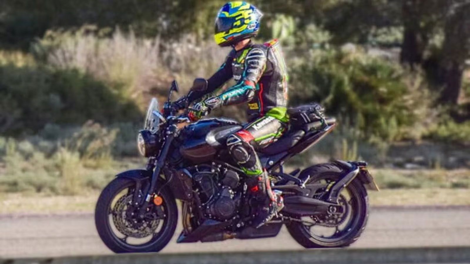 Οι πρώτες εικόνες της νέας Triumph Trident 800 προέρχονται από δοκιμές δρόμου στην Ινδία, αποκαλύπτοντας ένα μοντέλο που συνδυάζει τα μηχανικά μέρη της Tiger Sport 800 με την αισθητική της Trident 660