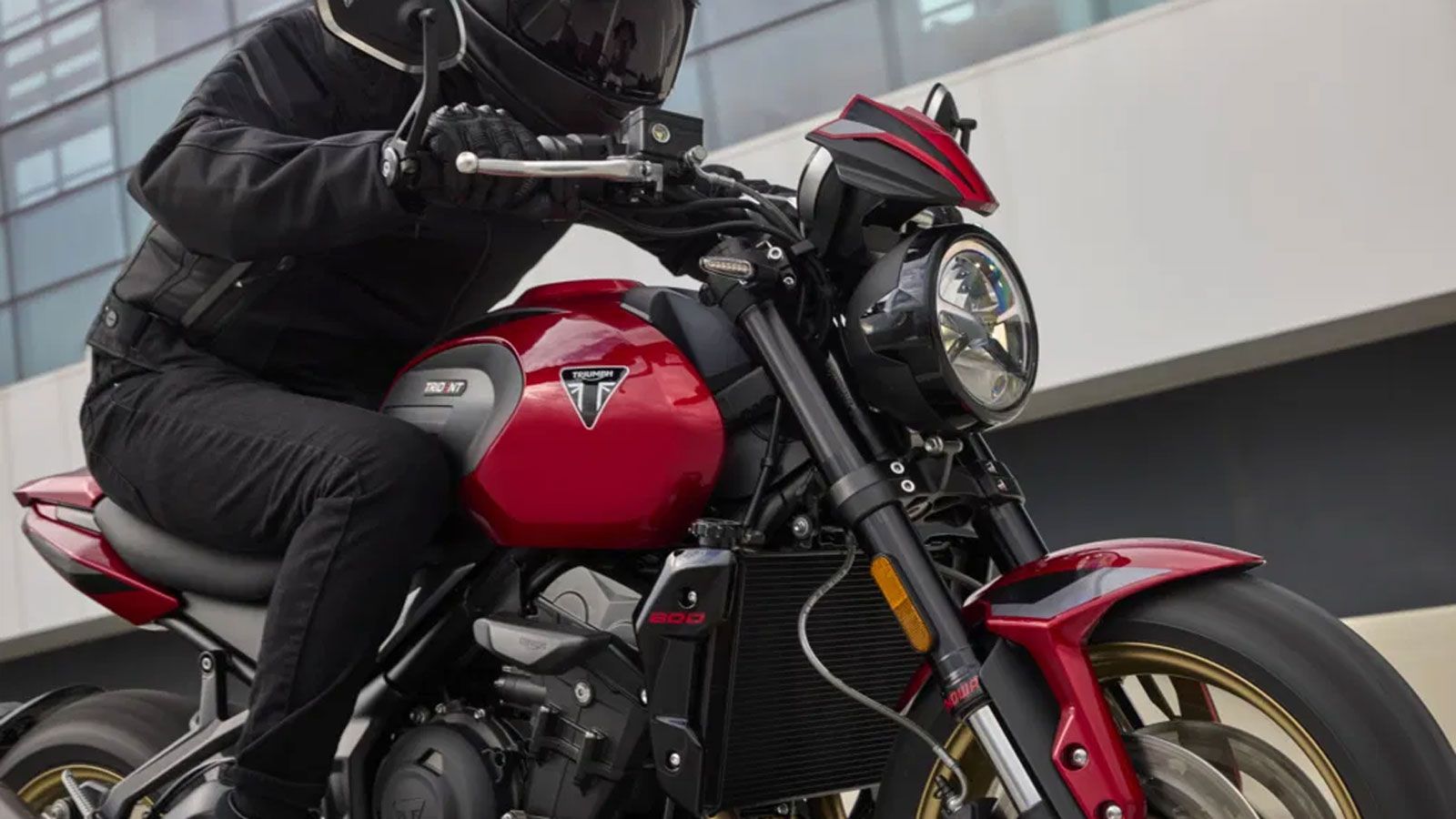 Στην καρδιά της Trident 800 βρίσκεται ένας ολοκαίνουριος τρικύλινδρος κινητήρας 798cc, που αποδίδει 113 ίππους στις 10.750 σ.α.λ. και 82,6 Nm ροπής στις 8.500 σ.α.λ.. Ο κινητήρας διαθέτει στρόφαλο τύπ Στην καρδιά της Trident 800 βρίσκεται ένας ολοκαίνουριος τρικύλινδρος κινητήρας 798cc, που αποδίδει 113 ίππους στις 10.750 σ.α.λ. και 82,6 Nm ροπής στις 8.500 σ.α.λ.. Ο κινητήρας διαθέτει στρόφαλο τύπ