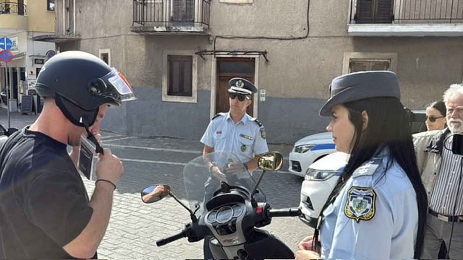 Από τους 25.817 ελέγχους που πραγματοποιήθηκαν σε ολόκληρη τη χώρα, βεβαιώθηκαν 3.959 παραβάσεις για μη χρήση κράνους. Οι 3.202 αφορούσαν οδηγούς δίκυκλων, εκ των οποίων 245 ήταν διανομείς, ενώ εντοπί Από τους 25.817 ελέγχους που πραγματοποιήθηκαν σε ολόκληρη τη χώρα, βεβαιώθηκαν 3.959 παραβάσεις για μη χρήση κράνους. Οι 3.202 αφορούσαν οδηγούς δίκυκλων, εκ των οποίων 245 ήταν διανομείς, ενώ εντοπί
