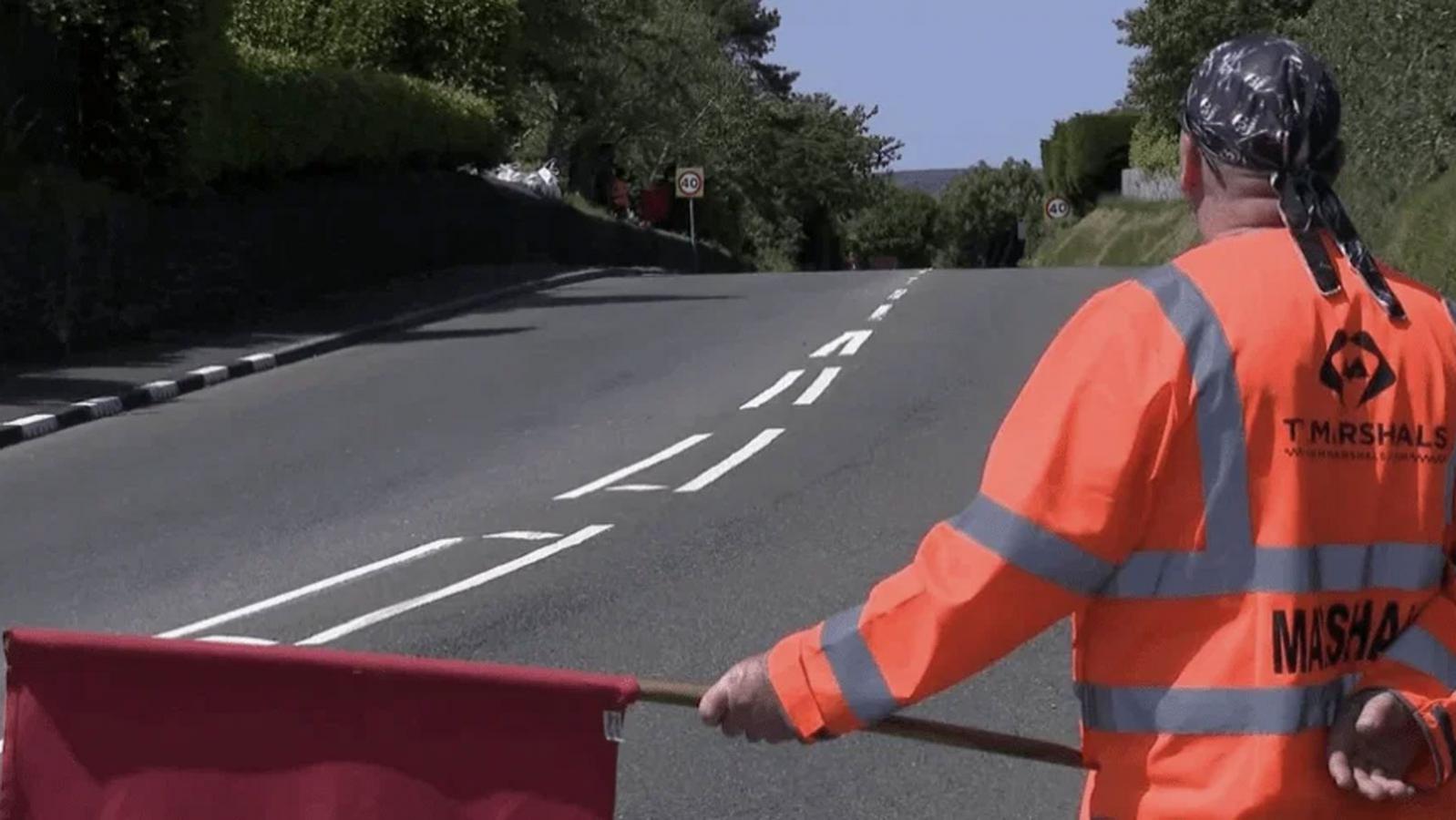 Σοβαρό περιστατικό σημειώθηκε στο Isle of Man TT κατά τη διάρκεια των δοκιμαστικών της Δευτέρας 26 Μαΐου, οδηγώντας τους διοργανωτές στη λήψη άμεσων μέτρων ασφαλείας. Σοβαρό περιστατικό σημειώθηκε στο Isle of Man TT κατά τη διάρκεια των δοκιμαστικών της Δευτέρας 26 Μαΐου, οδηγώντας τους διοργανωτές στη λήψη άμεσων μέτρων ασφαλείας.