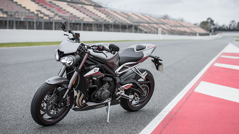 Το 2007 ο μοτοσυκλετιστικός κόσμος γνώρισε για πρώτη φορά το όνομα Street Triple. Ήταν η αρχή μιας γκάμας μοντέλων που θα ξεχώριζαν τόσο στα μάτια, όσο και στις καρδιές των ανθρώπων με πάθος για τους 