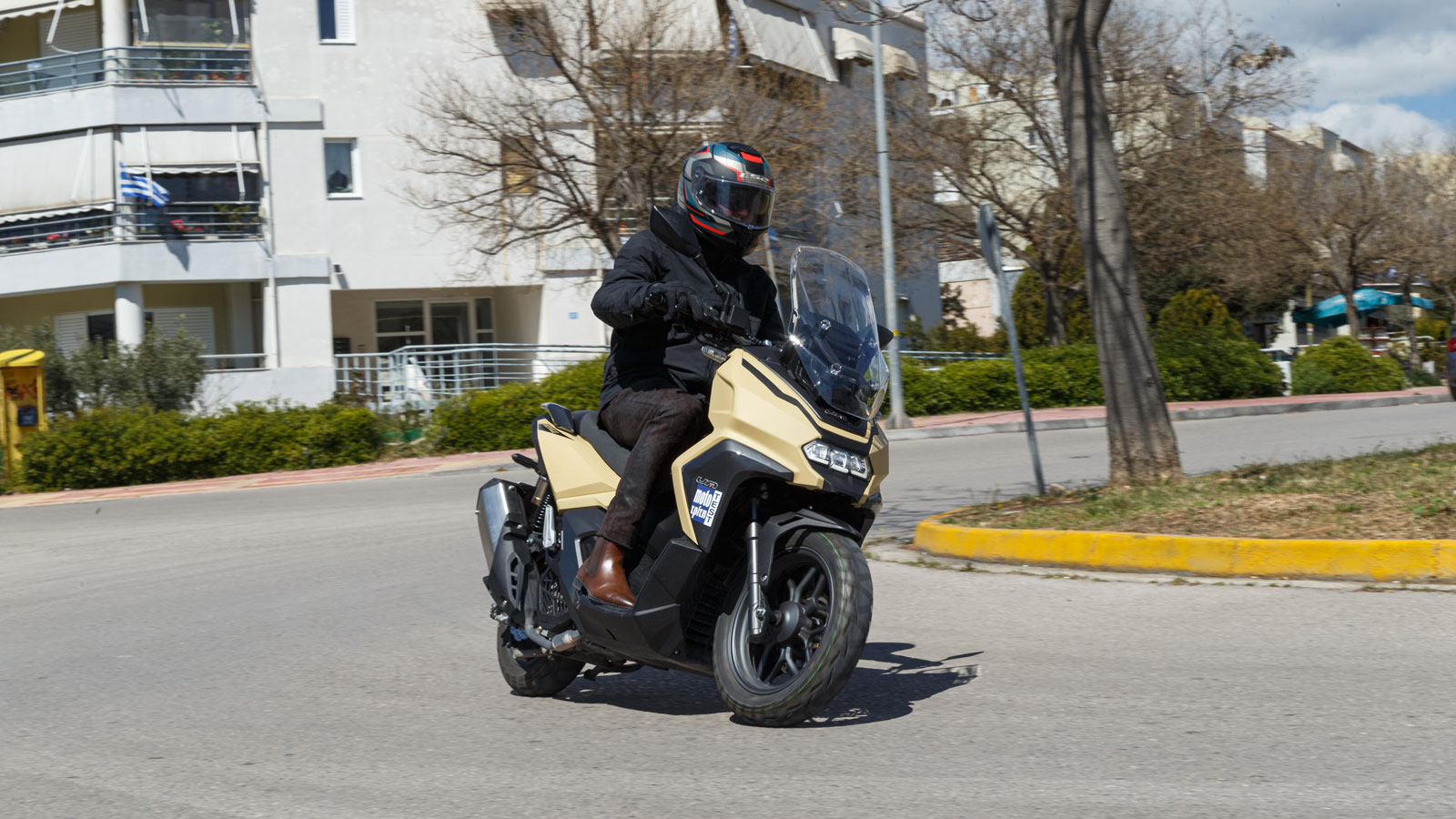 όγω της ADV φιλοσοφίας του μοντέλου, το Traction Control και το ABS μπορούν να απενεργοποιηθούν από τα χειριστήρια του τιμονιού αλλά όχι εν κινήσει.