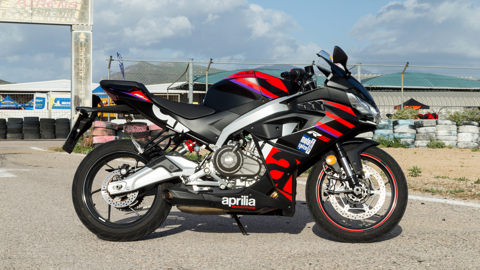 Κλασική σπορ η σχεδίαση της Aprilia RS 457, όπως έχουμε μάθει από παλιά.