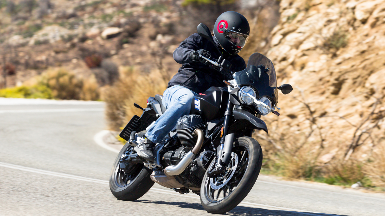 Moto Guzzi V85 Strada - Χορεύει στο δικό της ρυθμό σαν παλιό βινύλιο.