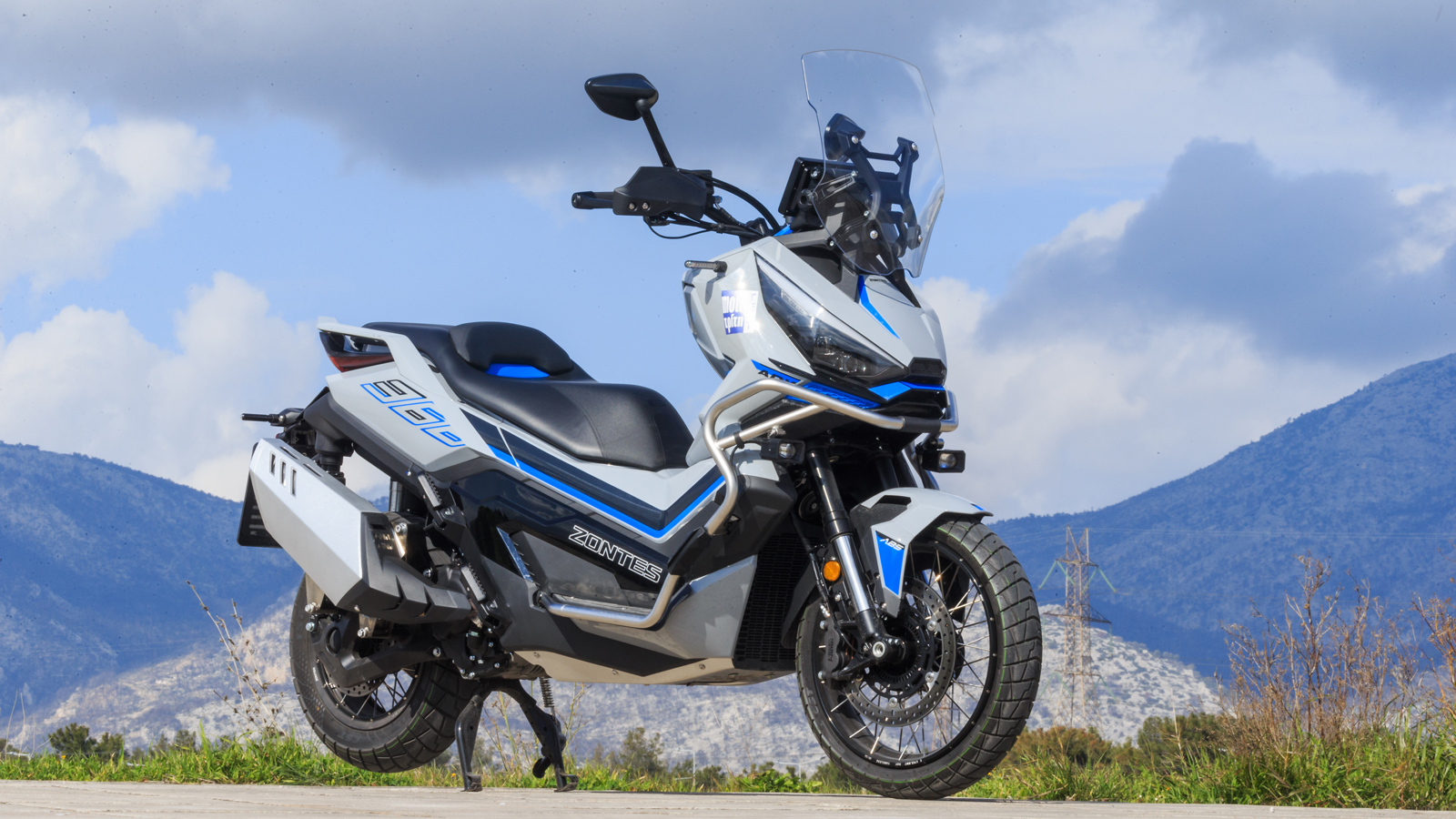 Φωνακλάδικη adventure φορεσιά που του προσδίδει μια σκληροτράχηλη και δυναμική εικόνα.