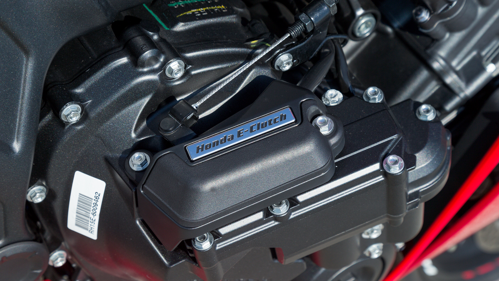 Ο κινητήρας του CBR 650R E-Clutch, είναι ο γνωστός δεκαεξαβάλβιδος, τετρακύλινδρος εν σειρά 649cc,με δύο επικεφαλής εκκεντροφόρους