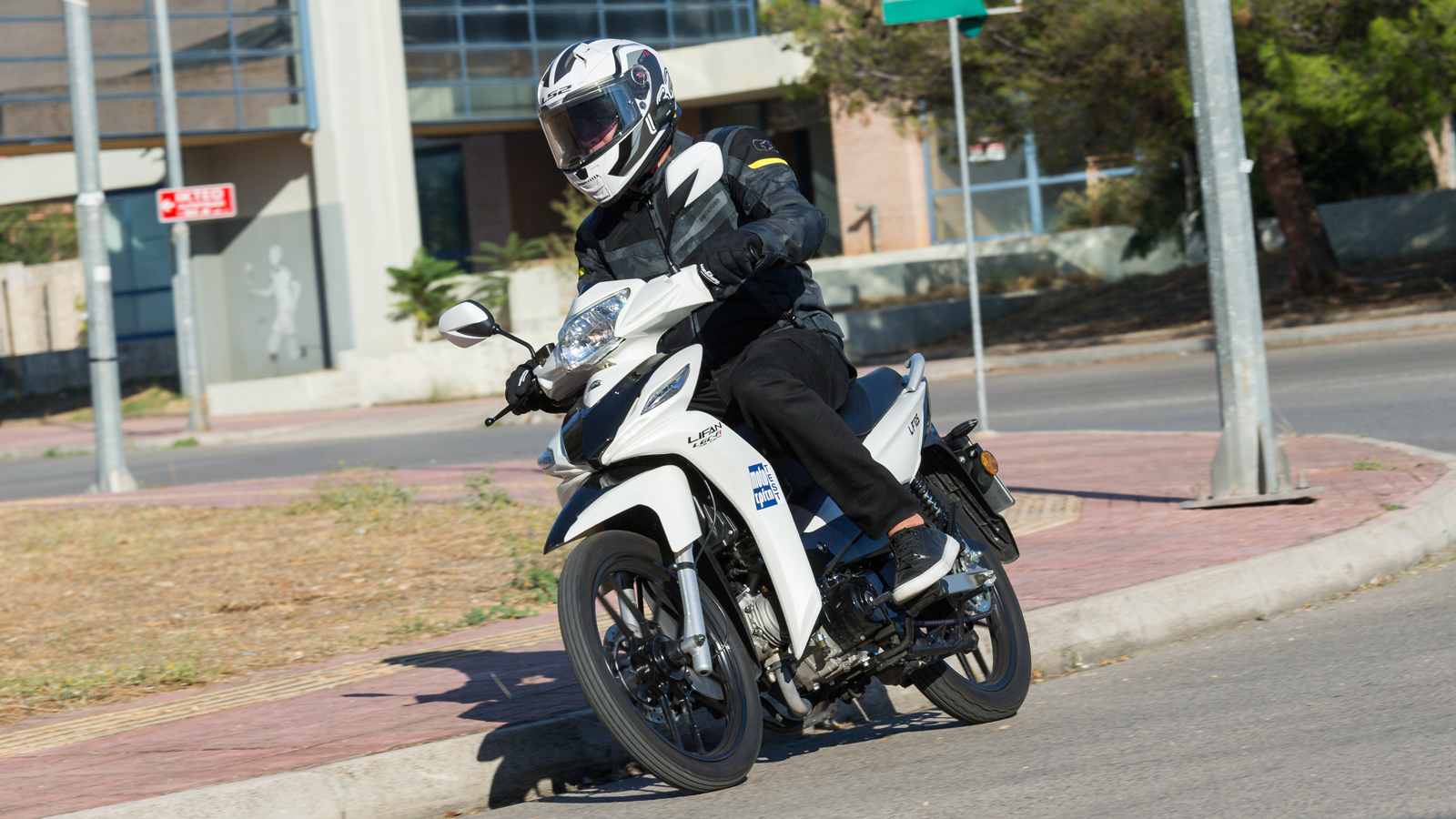 Lifan LF 125 - Κάνει αυτό ακριβώς που πρέπει, με τις μικρές λεπτομέρειες να δίνουν μια συνολικά ευχάριστη νότα.