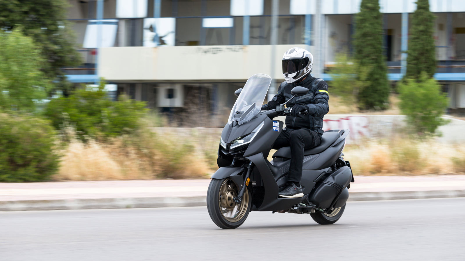 Το D350 της Zontes αποτελεί μια πολύ καλή επιλογή για κάποιον που θέλει ένα ευέλικτο και δυνατό Scooter για την πόλη, το οποίο όμως δεν θα πει όχι και σε μικρές αποδράσεις εκτός αυτής.