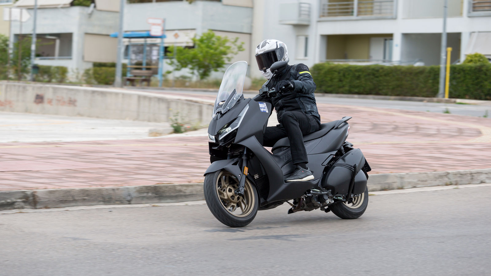Zontes D350 - Από τα καλύτερα φρένα της κατηγορίας με ακινητοποίηση στα 44,6 μέτρα από τα 100 χλμ/ώρα. Zontes D350 - Από τα καλύτερα φρένα της κατηγορίας με ακινητοποίηση στα 44,6 μέτρα από τα 100 χλμ/ώρα.