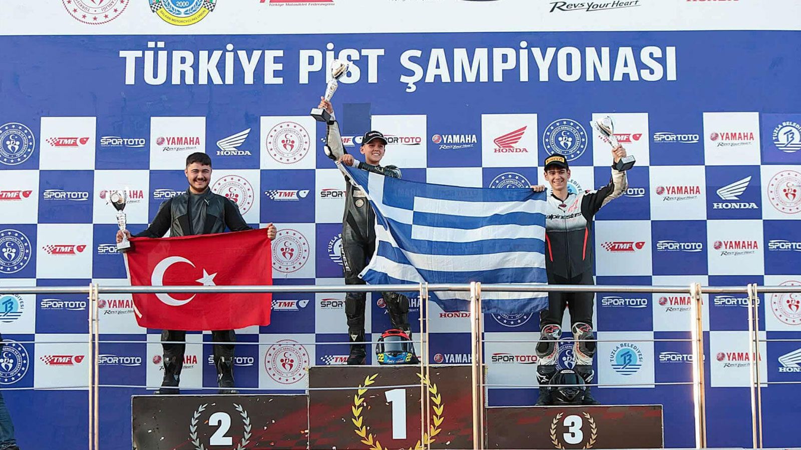 Ο μόλις 13χρονος Αντώνης Βεντούρας έγραψε ιστορία στο Βαλκανικό Πρωτάθλημα BMU, που διεξήχθη στο Istanbul Park της Τουρκίας. Ο ταλαντούχος Έλληνας αναβάτης της κατηγορίας CFMOTO 300 πέτυχε δύο σαρωτικ Ο μόλις 13χρονος Αντώνης Βεντούρας έγραψε ιστορία στο Βαλκανικό Πρωτάθλημα BMU, που διεξήχθη στο Istanbul Park της Τουρκίας. Ο ταλαντούχος Έλληνας αναβάτης της κατηγορίας CFMOTO 300 πέτυχε δύο σαρωτικ