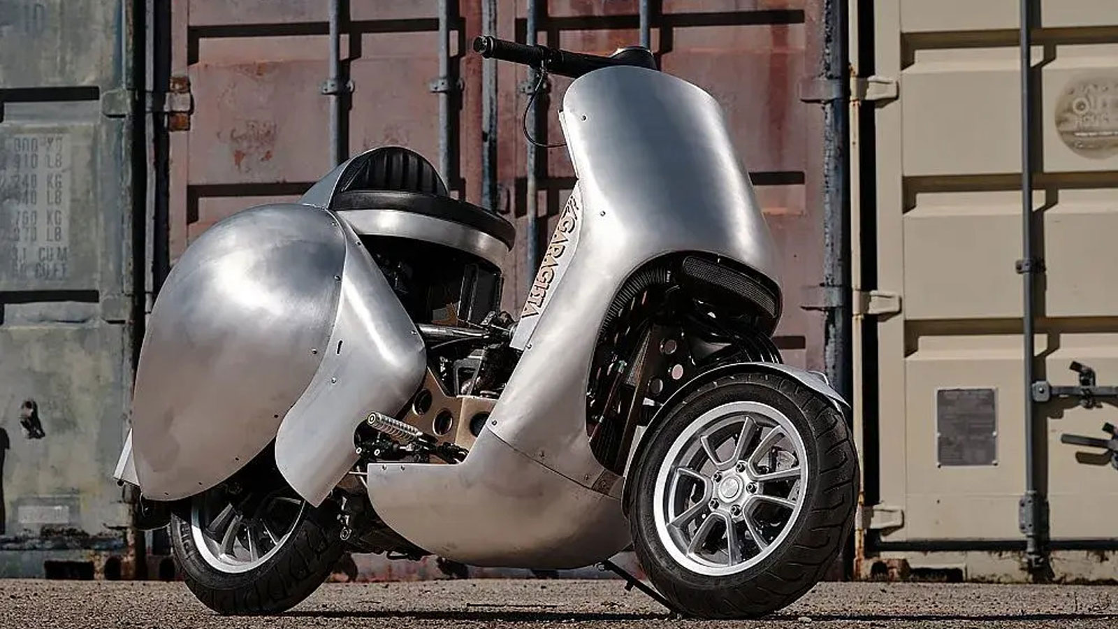 Μια απλή Vespa μετατράπηκε σε μηχανικό έργο τέχνης Μια απλή Vespa μετατράπηκε σε μηχανικό έργο τέχνης