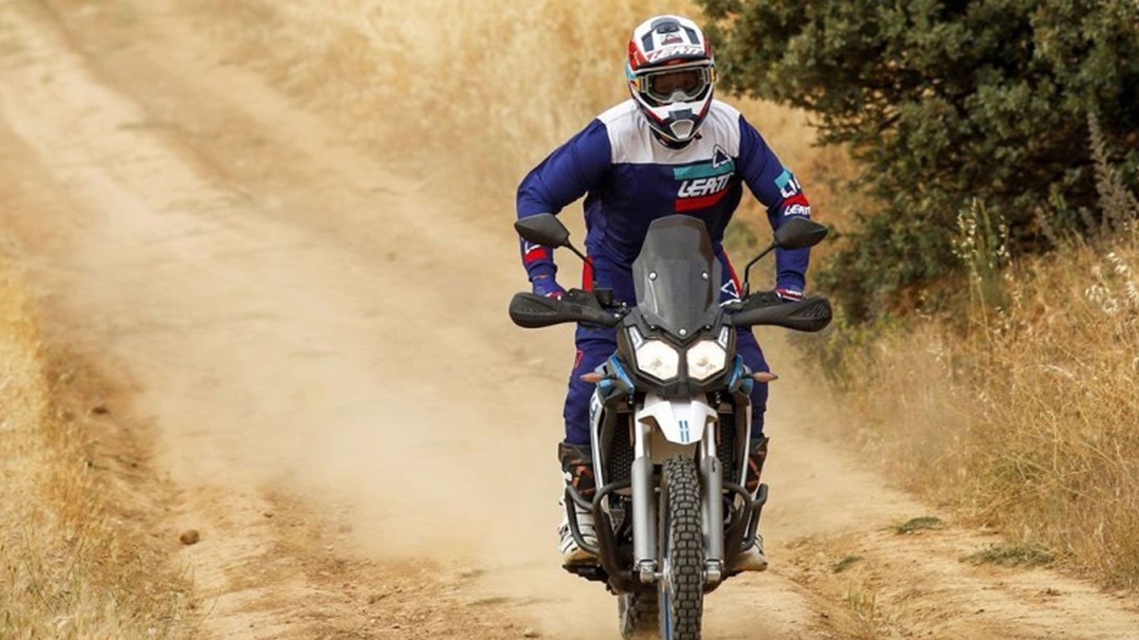 Το Voge 300 Rally επιστρέφει για το 2025 με μια σειρά ουσιαστικών αναβαθμίσεων, μπαίνοντας πλέον στη νέα εποχή των Euro5+ προδιαγραφών, χωρίς να χάνει την επιθετική του ταυτότητα. Το Voge 300 Rally επιστρέφει για το 2025 με μια σειρά ουσιαστικών αναβαθμίσεων, μπαίνοντας πλέον στη νέα εποχή των Euro5+ προδιαγραφών, χωρίς να χάνει την επιθετική του ταυτότητα.