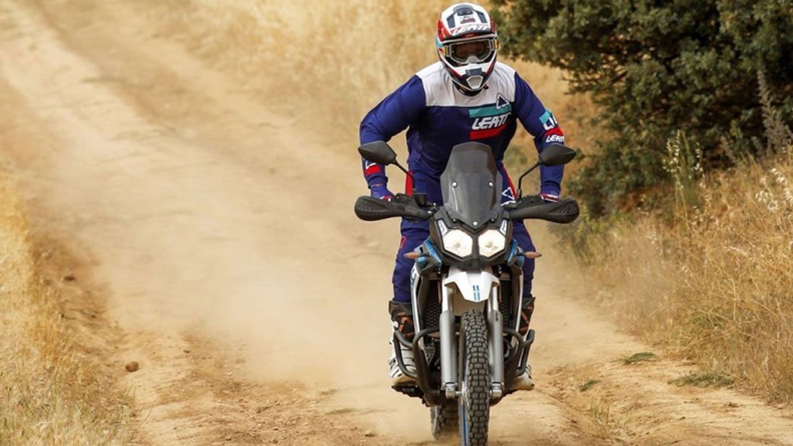 Το Voge 300 Rally συνεχίζει την πορεία του στην κατηγορία των μικρομεσαίων On/Off μοτοσυκλετών με στόχευση στη χρηστικότητα, την περιπέτεια και την αντοχή. Το Voge 300 Rally συνεχίζει την πορεία του στην κατηγορία των μικρομεσαίων On/Off μοτοσυκλετών με στόχευση στη χρηστικότητα, την περιπέτεια και την αντοχή.