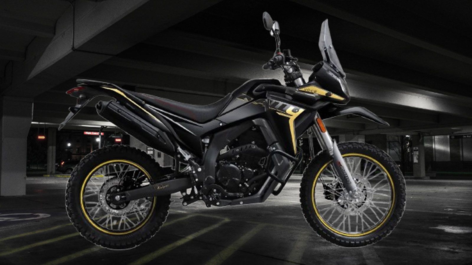 Η Voge παρουσίασε το 300 Rally Black Knight E5+ με σκοπό να κατακτήσει τις καρδιές των adventure αναβατών σε μια επιβλητική μαύρη έκδοση, που αναδεικνύει τη μαχητική της φύση. Η Voge παρουσίασε το 300 Rally Black Knight E5+ με σκοπό να κατακτήσει τις καρδιές των adventure αναβατών σε μια επιβλητική μαύρη έκδοση, που αναδεικνύει τη μαχητική της φύση.
