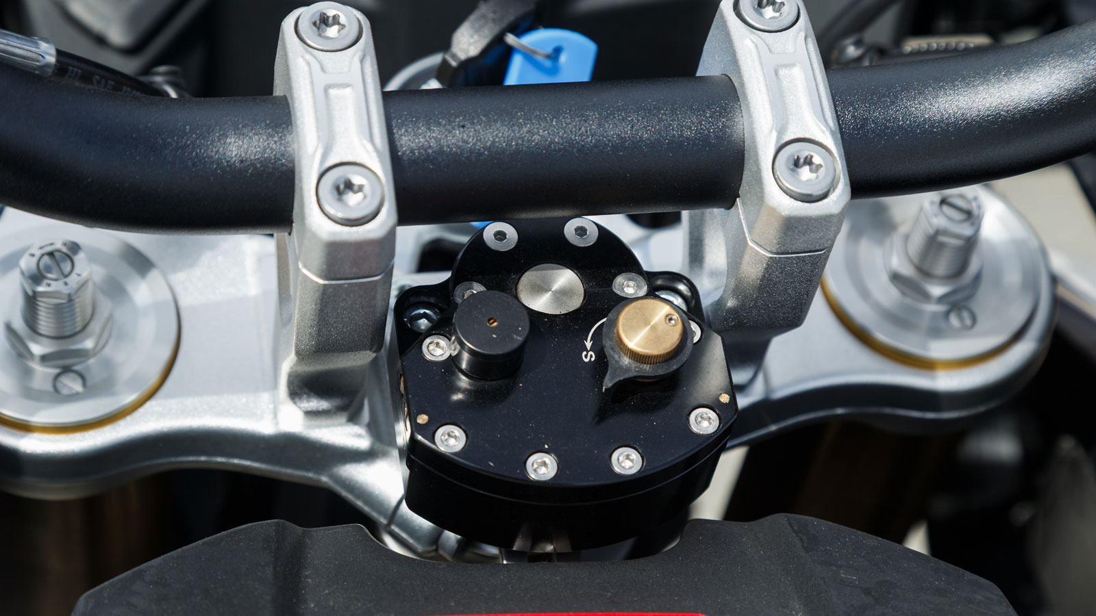 Οι αναρτήσεις φέρουν την υπογραφή της KYB, με ανεστραμμένο πιρούνι 43 mm πλήρως ρυθμιζόμενο και διαδρομή 200 mm, ενώ πίσω υπάρχει μονό αμορτισέρ με ξεχωριστό δοχείο αζώτου και ρυθμίσεις προφόρτισης, σ