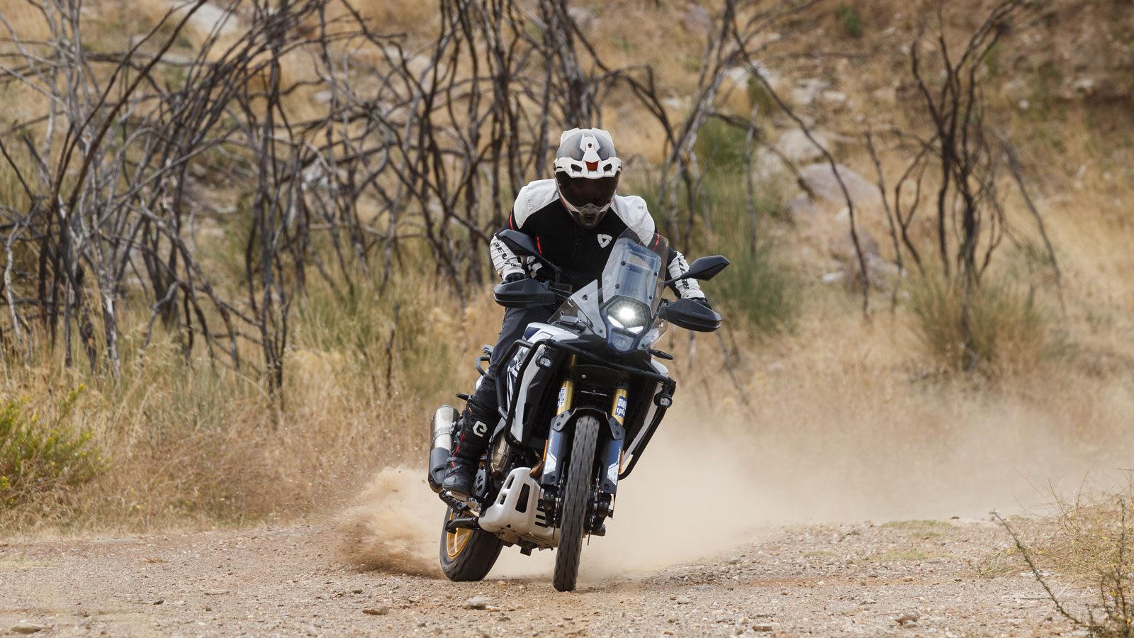 Το VogeDS800X Rally δείχνει στο δρόμο ώριμο, σταθερό και στο χώμα ζωντανό και παιχνιδιάρικο — ένας συνδυασμός που το κάνει πραγματικά πολυχρηστικό. 