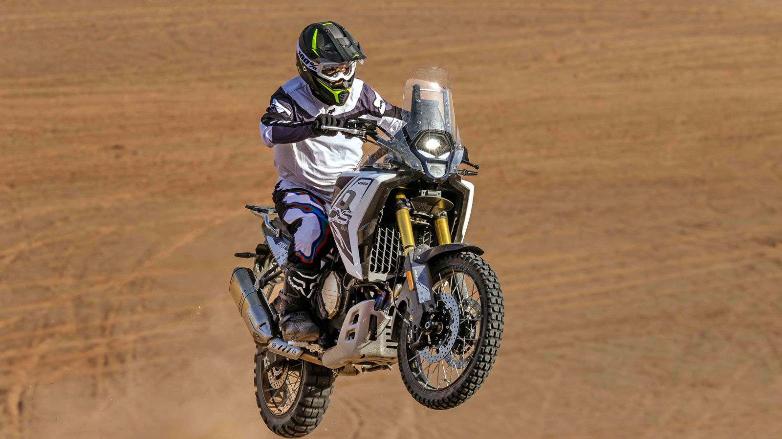 Η νέα VOGE DS800X Rally, η πιο ολοκληρωμένη Rally Adventure πρόταση της Voge, έκανε την εμφάνισή της στην Ελλάδα και γνώρισε άμεση επιτυχία. Οι δύο πρώτες παρτίδες του μοντέλου εξαντλήθηκαν σε χρόνο ρ Η νέα VOGE DS800X Rally, η πιο ολοκληρωμένη Rally Adventure πρόταση της Voge, έκανε την εμφάνισή της στην Ελλάδα και γνώρισε άμεση επιτυχία. Οι δύο πρώτες παρτίδες του μοντέλου εξαντλήθηκαν σε χρόνο ρ