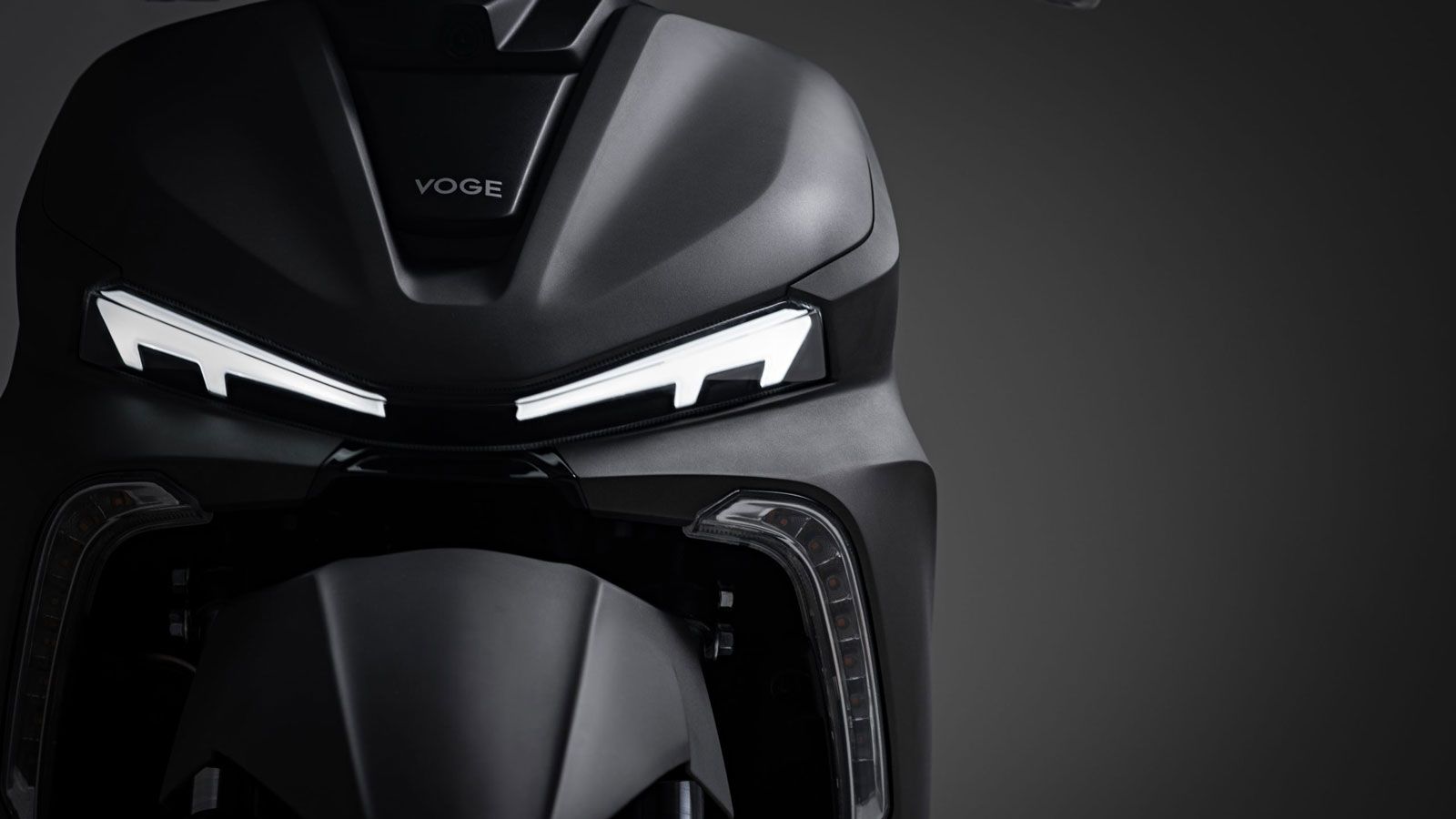 Το νέο Voge SR16 200 ACC έρχεται να συμπληρώσει τη γκάμα των scooter της εταιρείας, προσφέροντας μεγαλύτερο κυβισμό και περισσότερη ισχύ για τις καθημερινές μετακινήσεις. Το νέο Voge SR16 200 ACC έρχεται να συμπληρώσει τη γκάμα των scooter της εταιρείας, προσφέροντας μεγαλύτερο κυβισμό και περισσότερη ισχύ για τις καθημερινές μετακινήσεις.