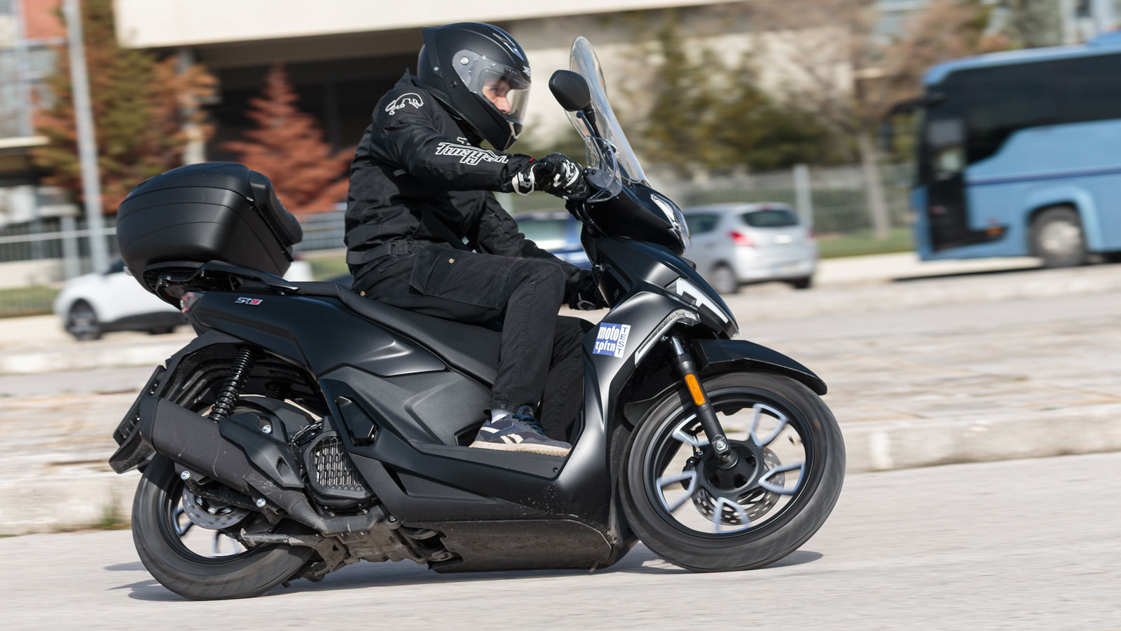 Οι ελιγμοί γίνονται με μικρή κίνηση σώματος και το τιμόνι κόβει όσο χρειάζεται για σφιχτές μανούβρες. Σε χαμηλές ταχύτητες ειδικά είναι σταθερό και προβλέψιμο, στοιχείο που εκτιμάς σε καθημερινό ρυθμό