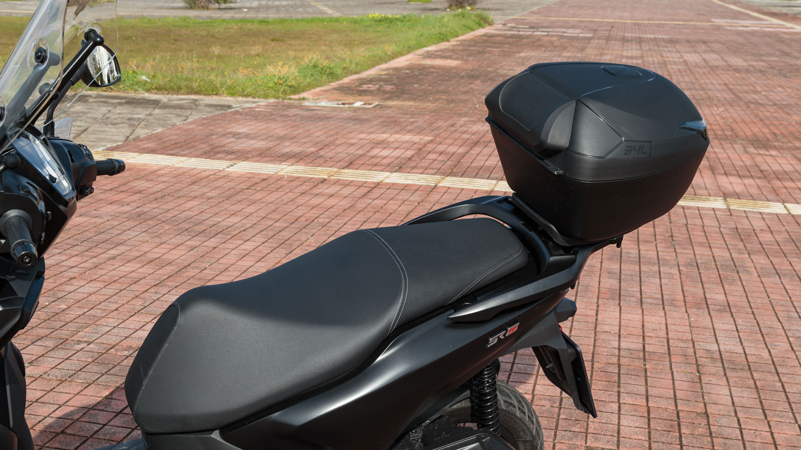  Η σέλα είναι μεγάλη και άνετη ενώ το μεγάλο επίπεδο πάτωμα προσφέρει ευελιξία στη μεταφορά αντικειμένων, επιτρέποντας τη στήριξη τσαντών ή σακιδίων με ασφάλεια, μέσω ενός πρακτικού αναδιπλούμενου άγκ