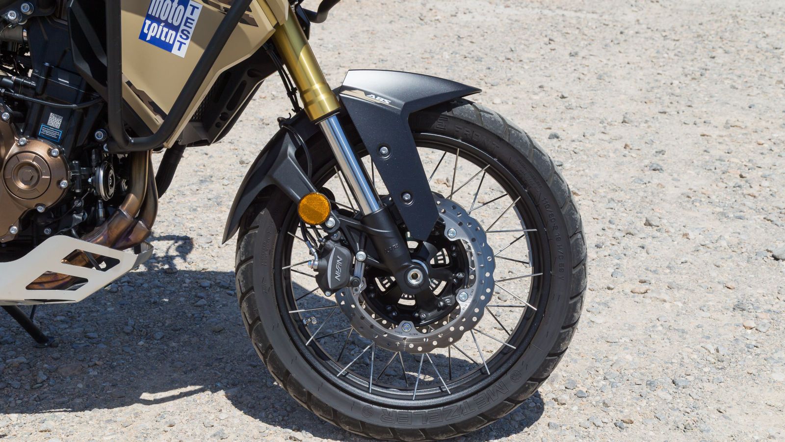 ανεστραμμένο πιρούνι της KYB με διάμετρο 41mm, το οποίο είναι πλήρως ρυθμιζόμενο και έχει μεγαλύτερη διαδρομή από την αντίστοιχη του 525X, καθώς φτάνει τα 174mm από τα 145mm