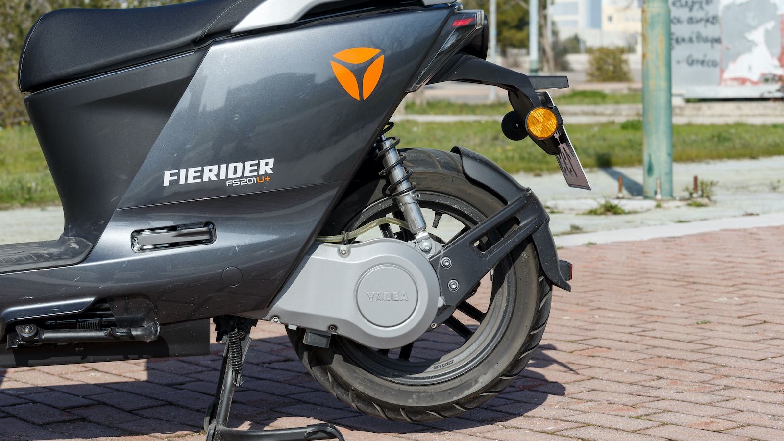 Ο Brushless τεχνολογίας Hub ηλεκτροκινητήρας του Yadea Fierider (επάνω στον τροχό), είναι το διαμάντι του μοντέλου και έχει αναπτυχθεί In-House από την εταιρεία, στοιχείο εξέχουσας σημασίας, αφού άλλο