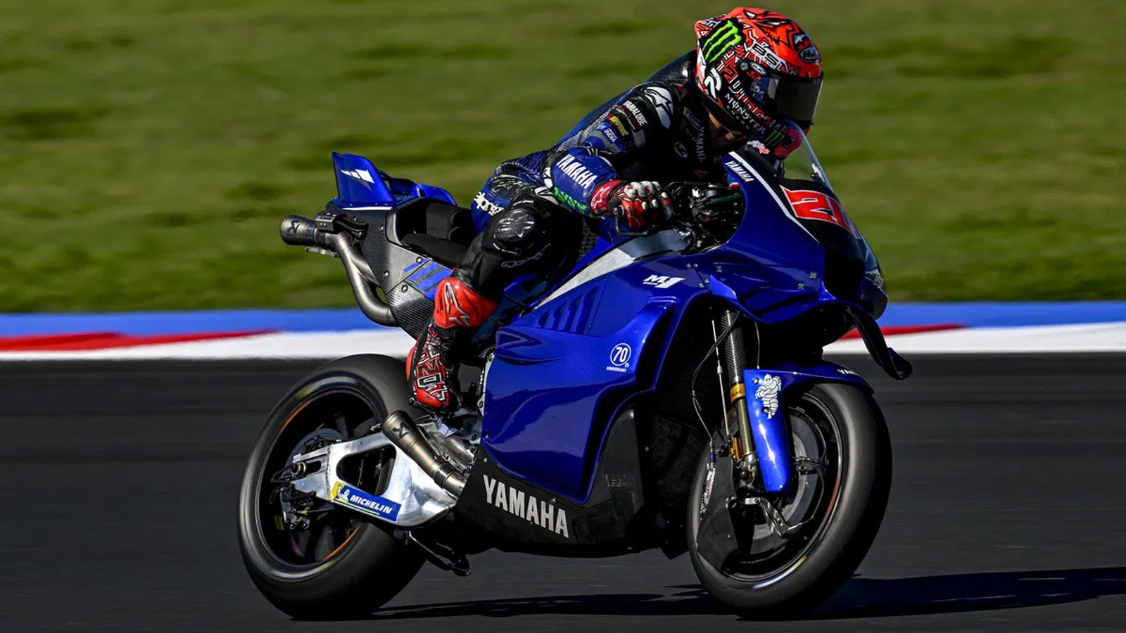Η Yamaha παρουσίασε για πρώτη φορά στο κοινό το ολοκαίνουργιο V4 MotoGP πρωτότυπο στο Grand Prix του Σαν Μαρίνο, με δοκιμές που έγιναν τη Δευτέρα 15 Σεπτεμβρίου στη Μιζάνο.