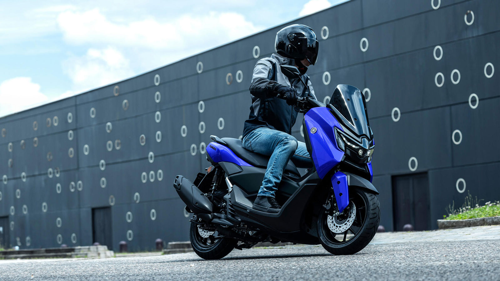 Yamaha NMAX 125 με τη νέα χαμηλότερη τιμή γίνεται ακόμα πιο προσιτό