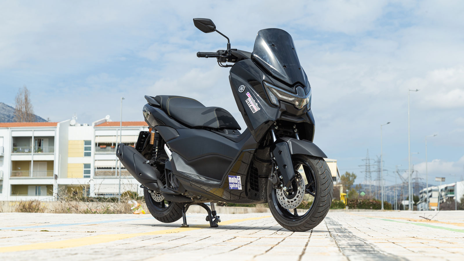 H Yamaha φρόντισε ώστε ο σπορ χαρακτήρας του NMAX 155 να απορρέει από το σχεδιασμό, με τα νέα, πιο επιθετικά σχεδιασμένα φανάρια εμπρός και πίσω να συμπληρώνουν το μαζεμένο σύνολο με την κοντή φιμέ ζε