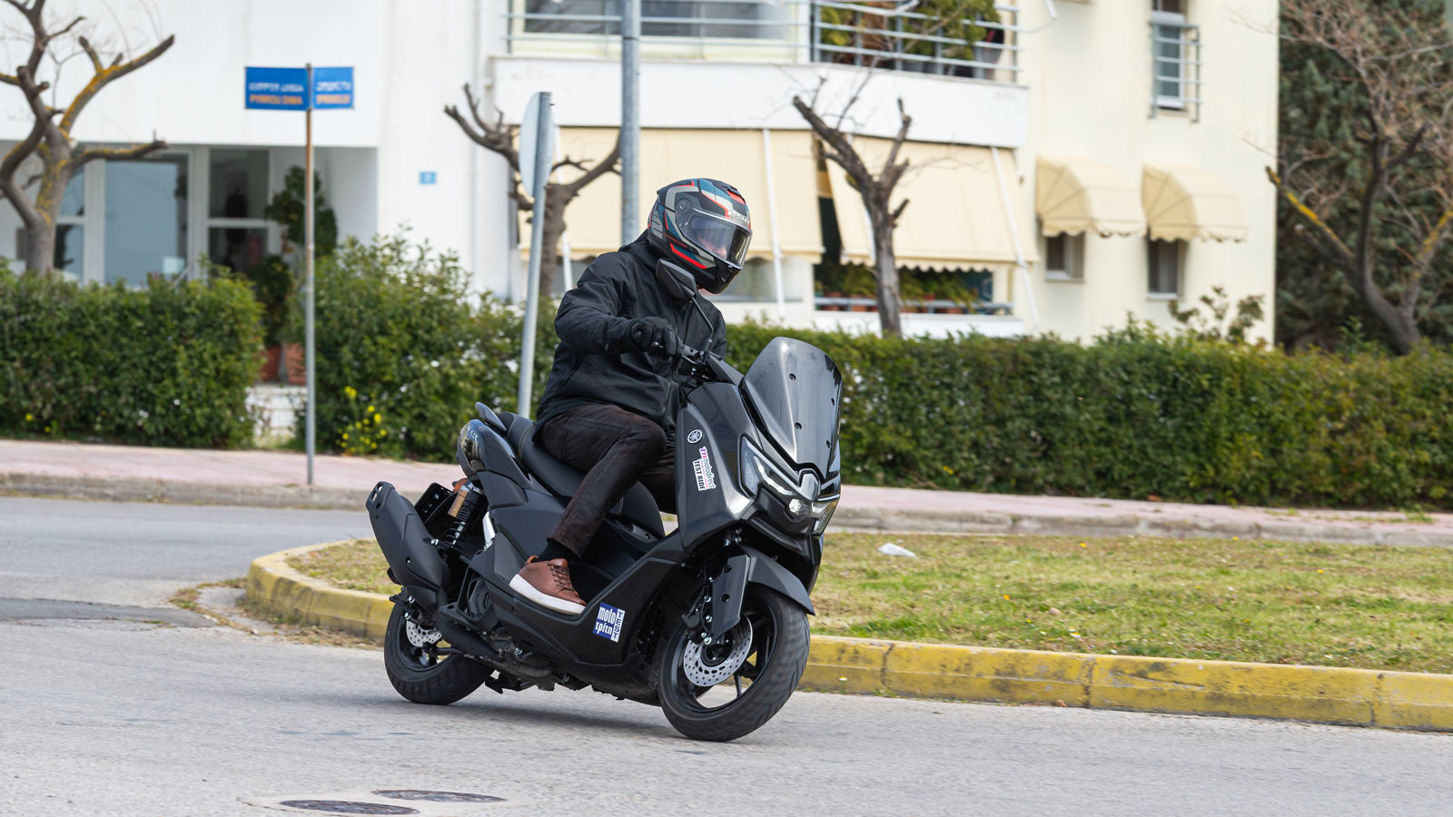 Η ευελιξία κατά την οδήγηση δικαιολογεί πλήρως τον Sport προσανατολισμό  με τον οποίο χαρακτηρίζει η Yamaha αυτή τη σειρά, με τους τροχούς 13 ιντσών να δίνουν την απαραίτητη σταθερότητα αλλά και μια α