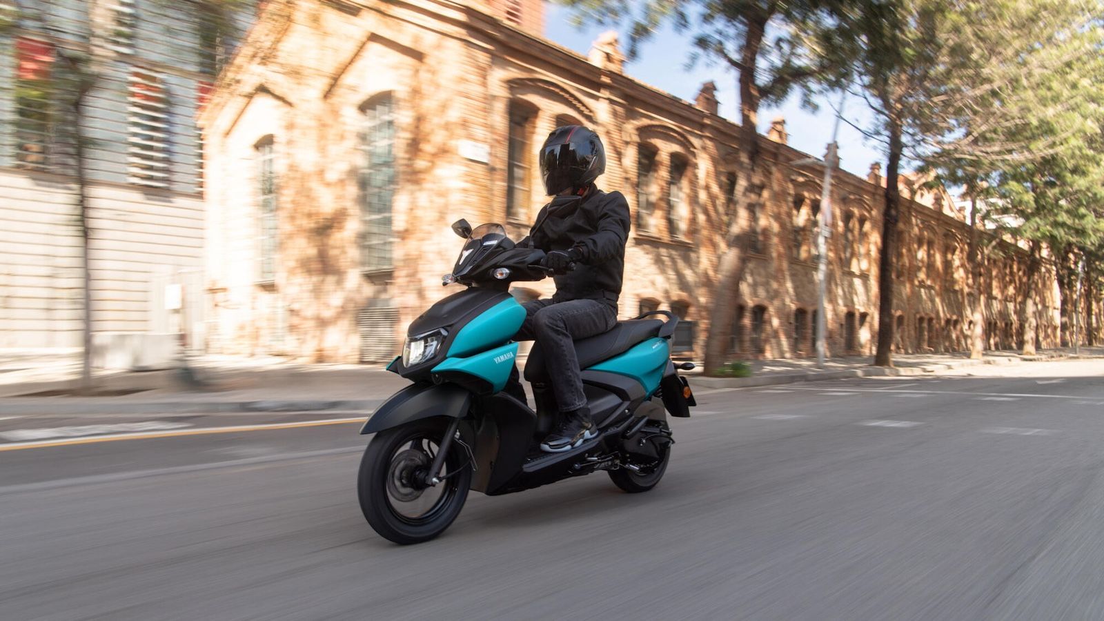 Το Yamaha RayZR 125 δεν είναι απλώς ένα ακόμη scooter πόλης: είναι το πιο ελαφρύ μοντέλο στην κατηγορία των 125 κυβικών, με συνολικό βάρος μόλις 99 κιλά.