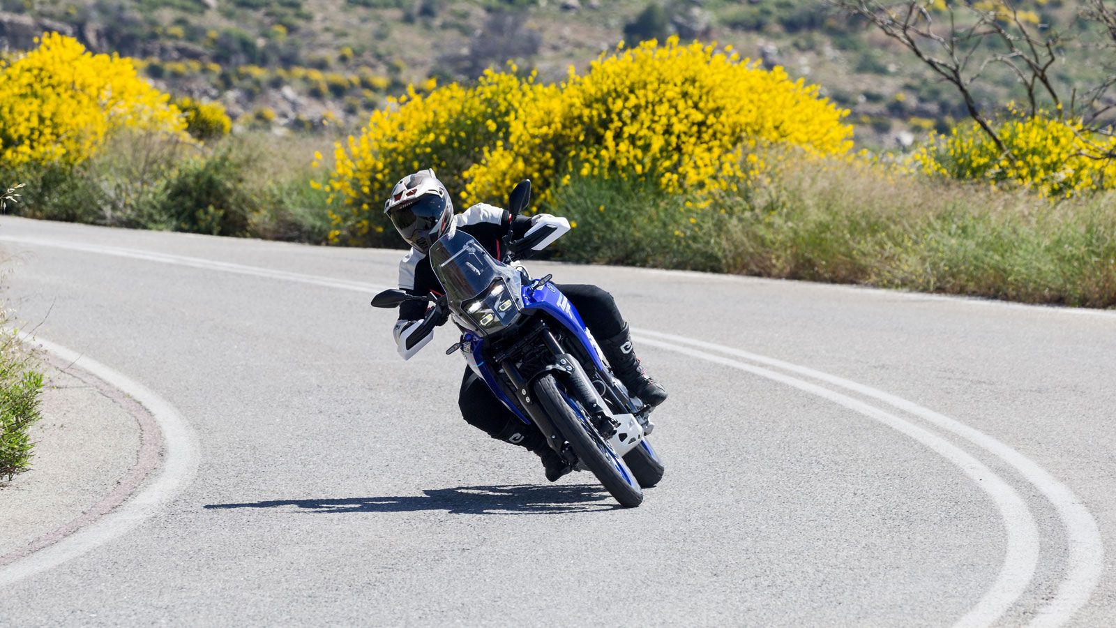 Είναι πραγματικά σαν ένα μεγάλο Enduro, άκρως φιλικό προς τον αναβάτη, προβλέψιμο στην συμπεριφορά και με δυνατότητες που ποτέ δεν θα καταφέρει να εξαντλήσει ο μέσος αναβάτης.