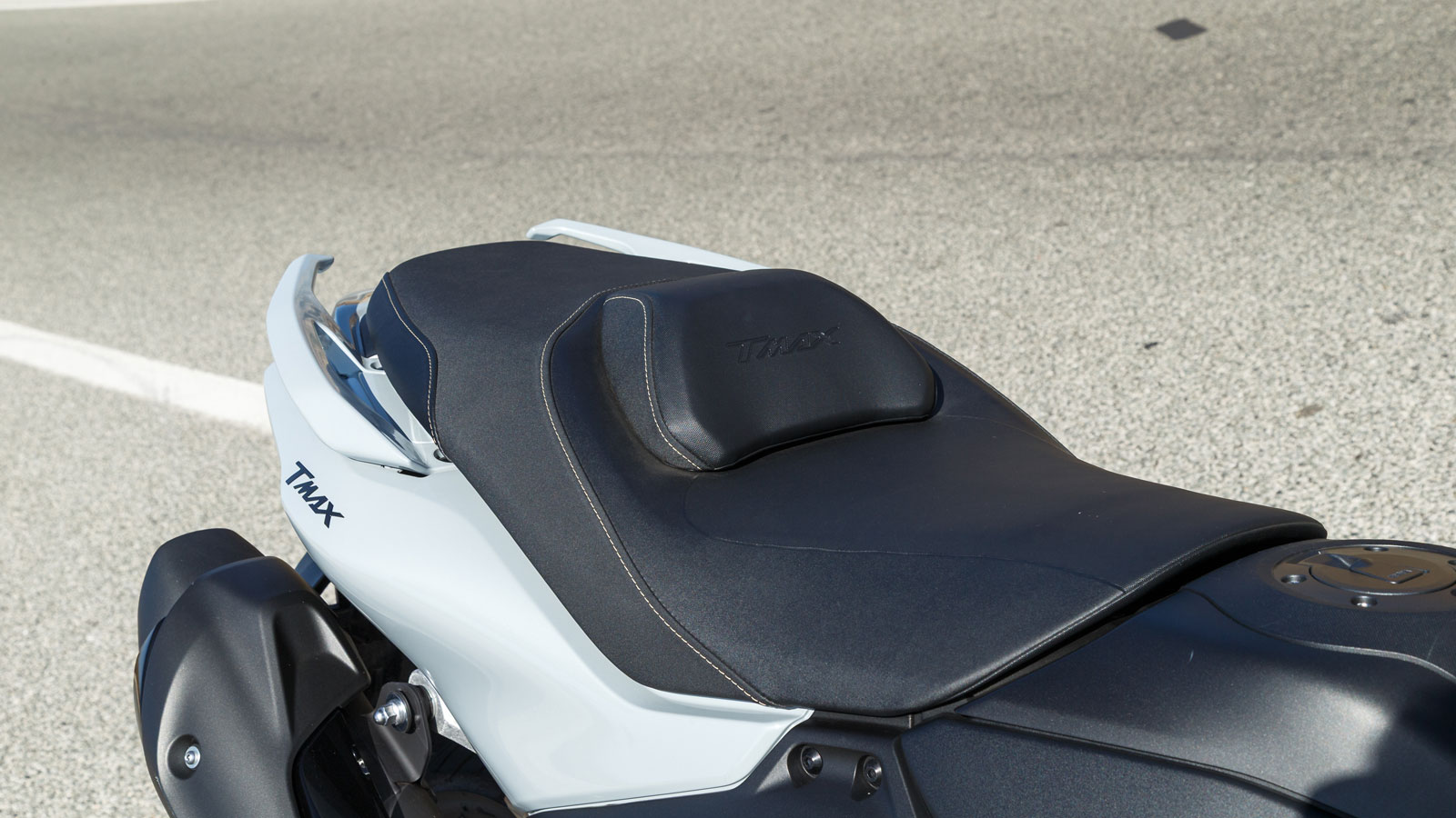 Η κορυφαία έκδοση του ΤΜΑΧ προσφέρει VIP ανέσεις και το εξοπλιστικό πακέτο περιλαμβάνει οτιδήποτε μπορεί να διευκολύνει τη ζωή του αναβάτη και να νιώσεις ότι ταξιδεύεις πρώτη θέση. 