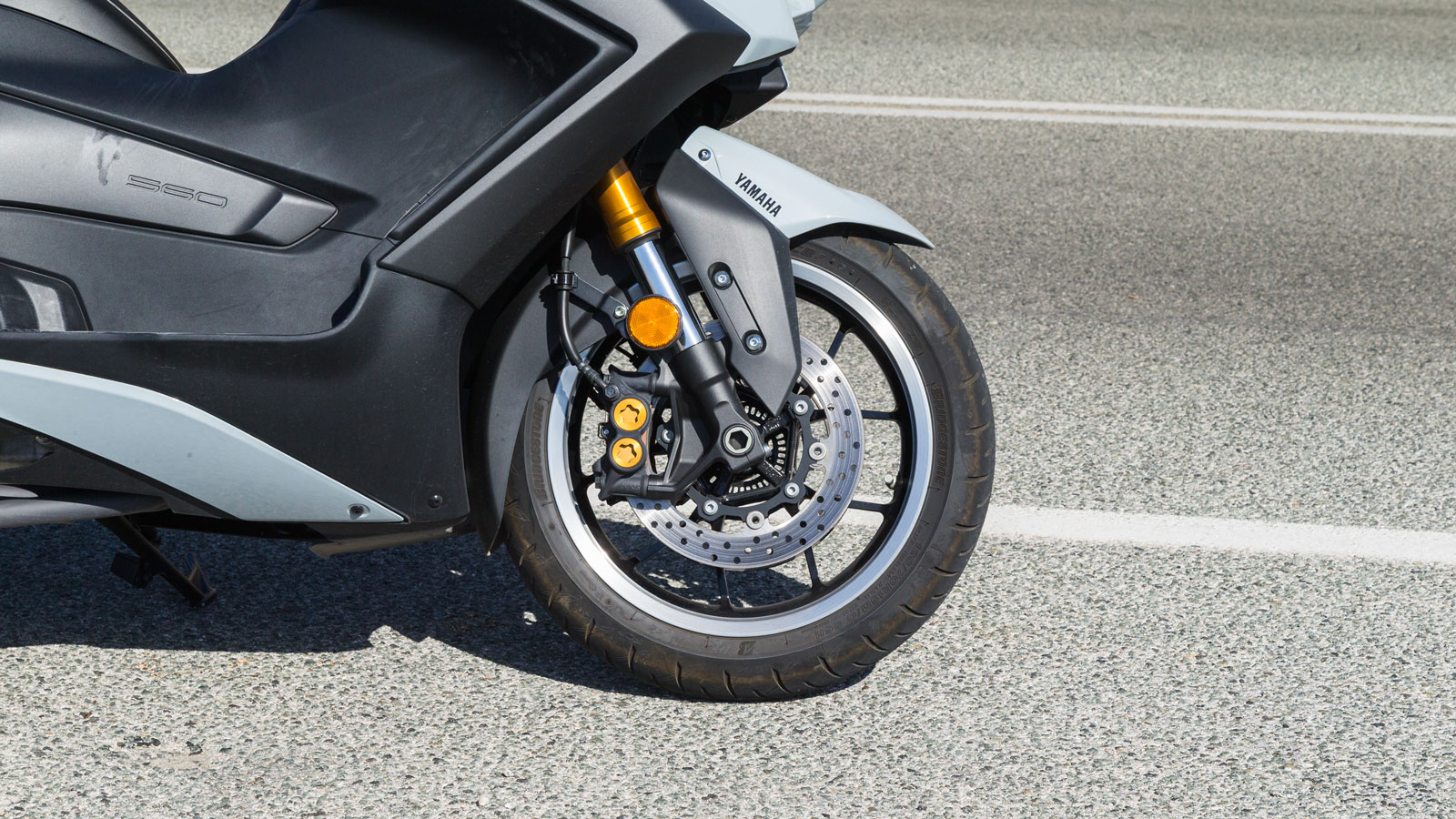 Το ελαφρύ αλουμινένιο πλαίσιο χαρίζει σταθερότητα και ευελιξία και σε συνεργασία με το ανεστραμμένο πιρούνι 41 χιλιοστών τύπου μοτοσυκλέτας.