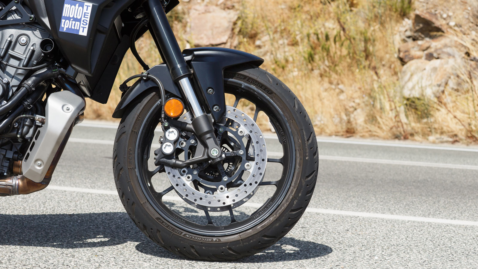 Όσον αφορά τα φρένα, τις συμβατικές δαγκάνες εμπρός αντικαθιστούν ακτινικά τοποθετημένες, τετραέμβολες της Nissin, οι οποίες επενεργούν σε δύο δίσκους 298χλστ, ενώ πίσω υπάρχει ένας δίσκος 245χλστ με 