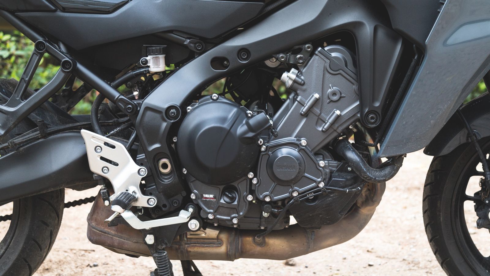 Ο τρικύλινδρος CP3 κινητήρας των 890κ.εκ έχει διατηρήσει τα ίδια χαρακτηριστικά απόδοσης με ισχύ 119 ίππων και μέγιστη ροπή 9,5 kg-m. Το χειροκίνητο κιβώτιο 6 σχέσεων συνδυάζεται με συμπλέκτη ολίσθηση